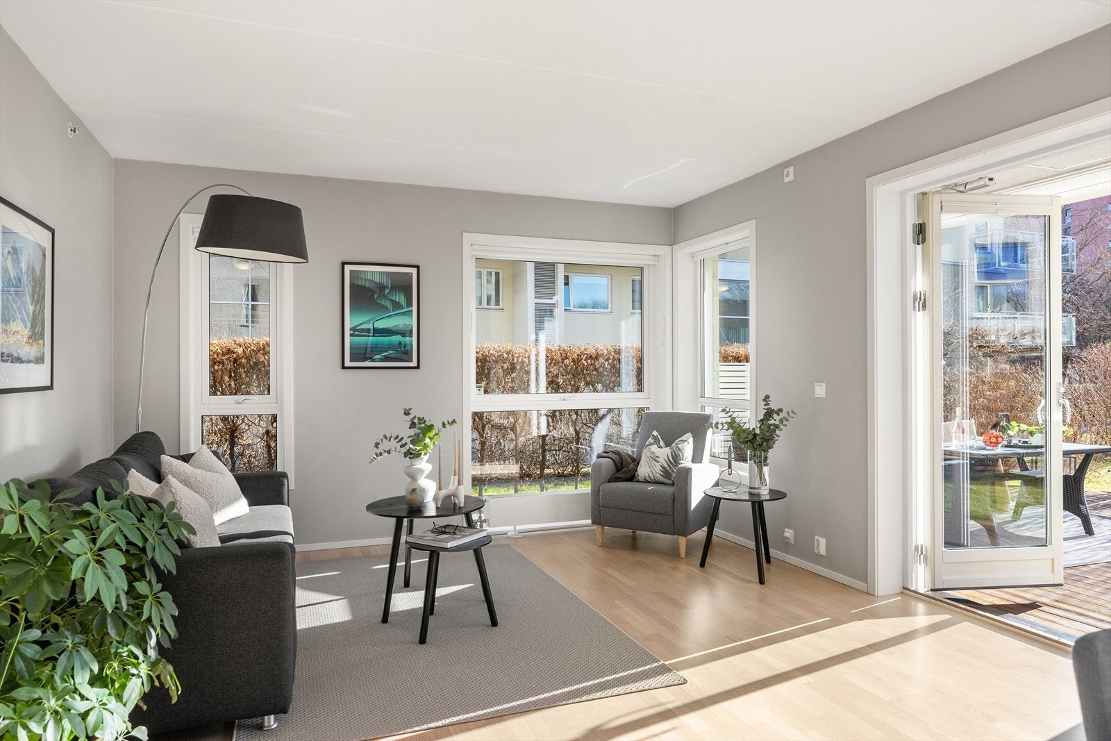 Stuen er lys og luftig, med store vindusflater som strekker seg over flere sider av hjørneleiligheten, og gir rikelig med naturlig lys. Galleribilde