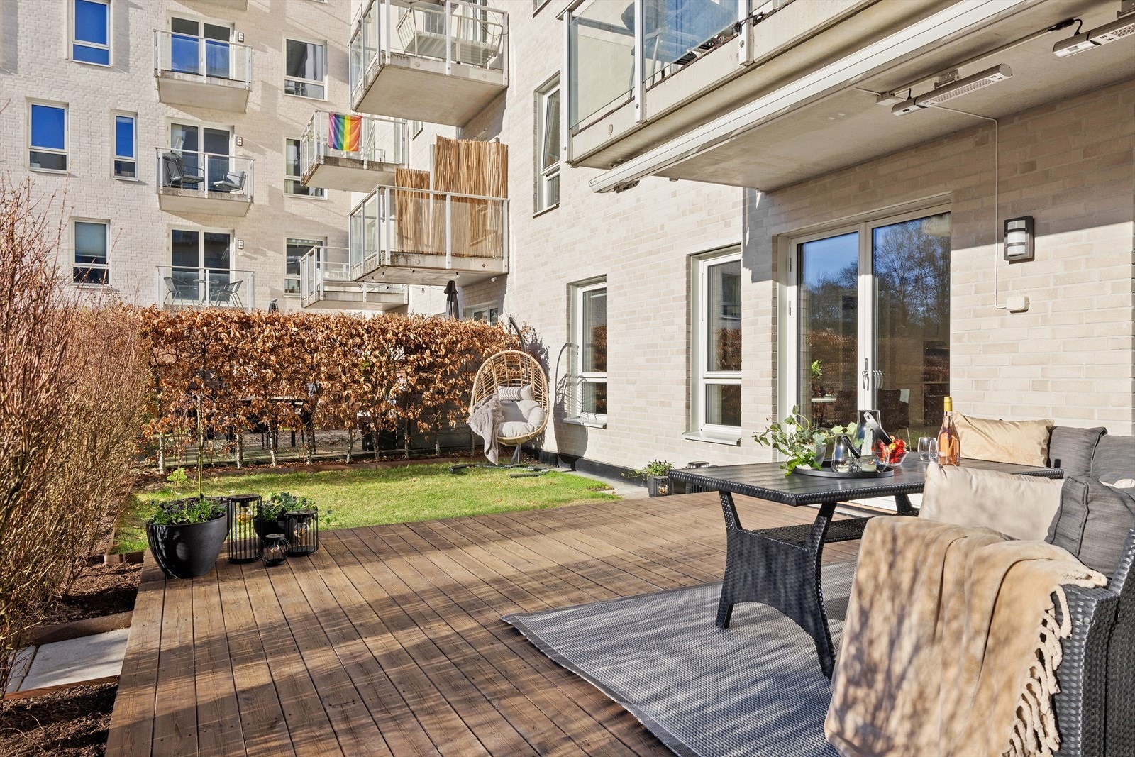 Gulvet er belagt med impregnerte terrassebord, og det er utelys, stikkontakt, motorisert markise og to varmelamper. Galleribilde