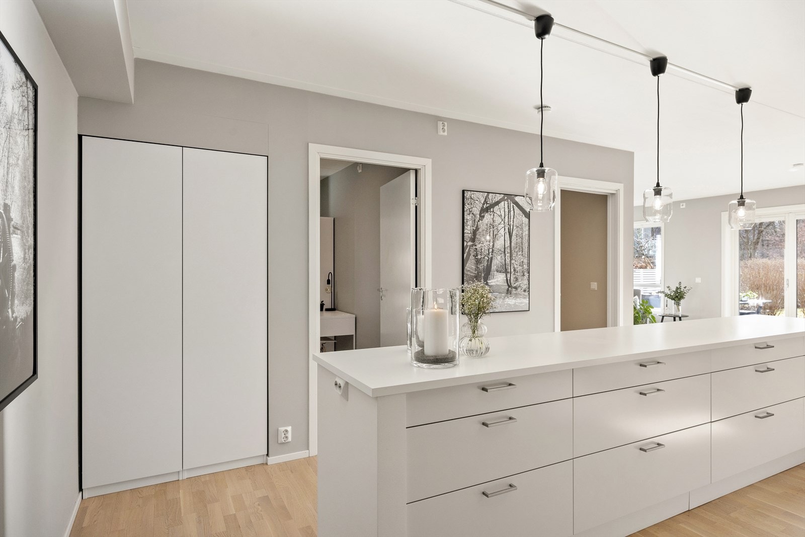 Kjøkkenøya bidrar med ekstra arbeids- og oppbevaringsplass, og fungerer som et naturlig samlingspunkt i rommet - perfekt for både matlaging og sosialt samvær. Galleribilde