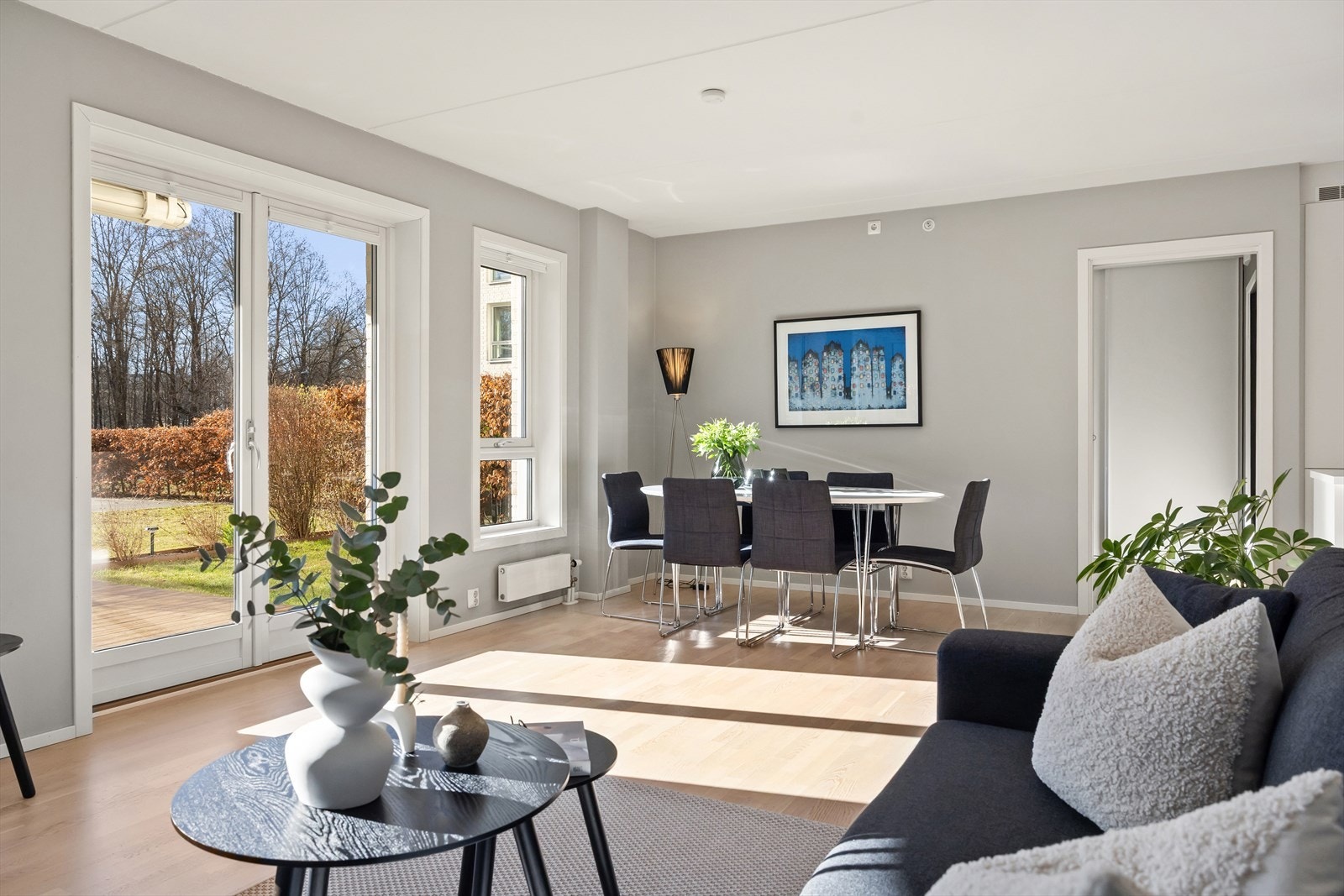 I 2021 ble det installert måltilpassede plissegardiner i alle 6 vinduer i stuen, levert av Kjells Markise. Galleribilde