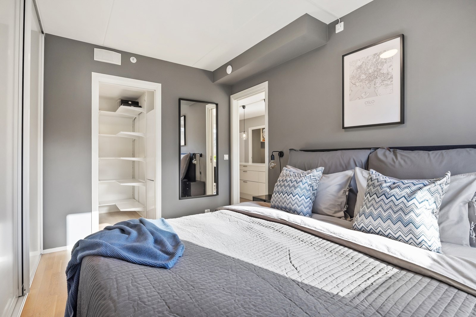 I tillegg er det direkte adkomst til et praktisk omkledningsrom. Galleribilde