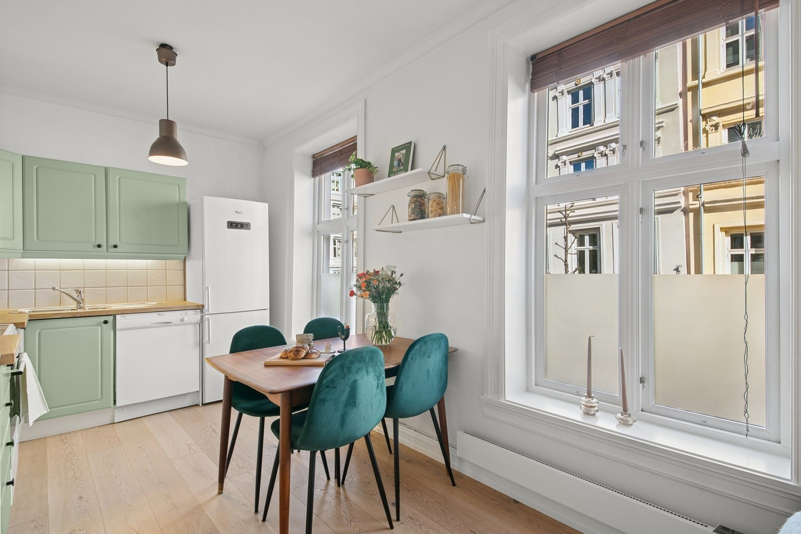 Mellom kjøkkenet og stuen er det naturlig plass til en spisegruppe. Galleribilde