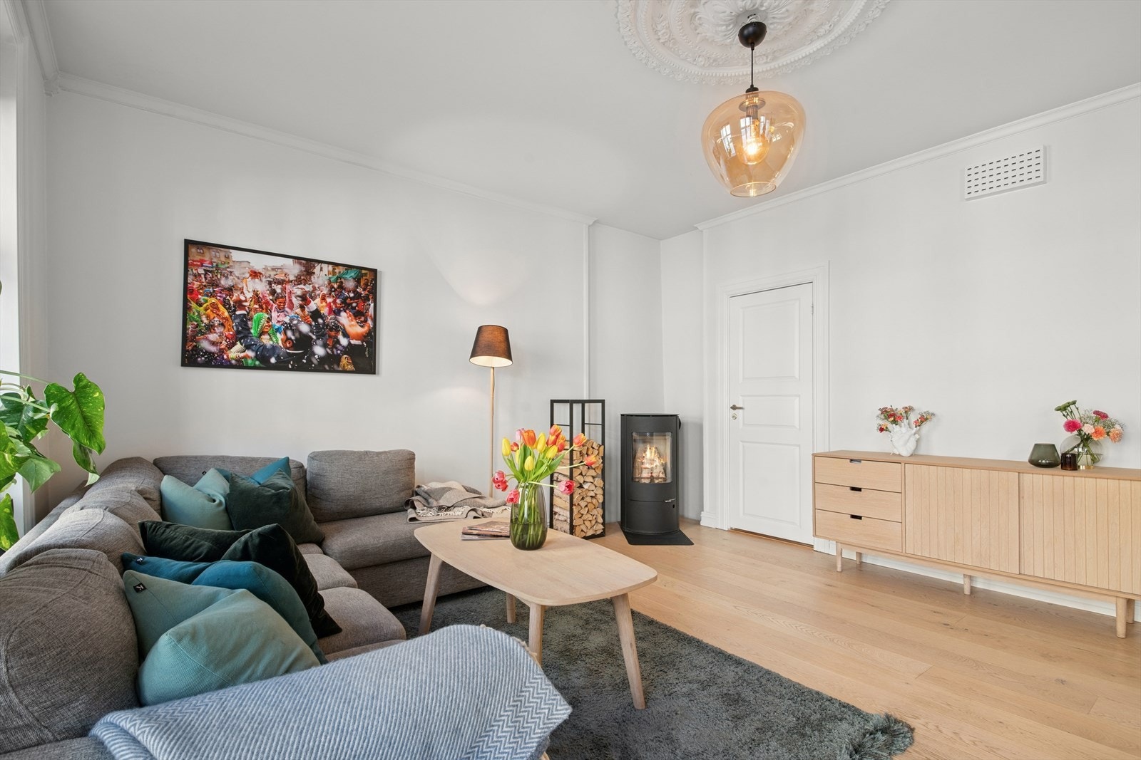 Stuen har en god takhøyde på 2,67 m. Planløsningen gjør rommet enkelt å innrede etter ønske. Galleribilde