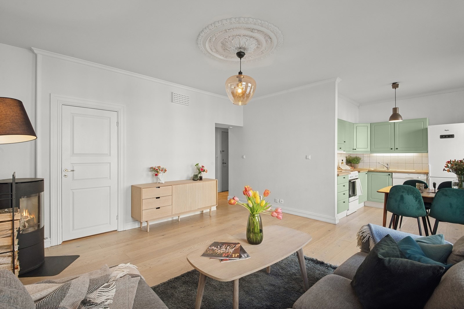 Kjøkken i åpen løsning delvis adskilt fra stuen med naturlig plass til spisebord. Galleribilde