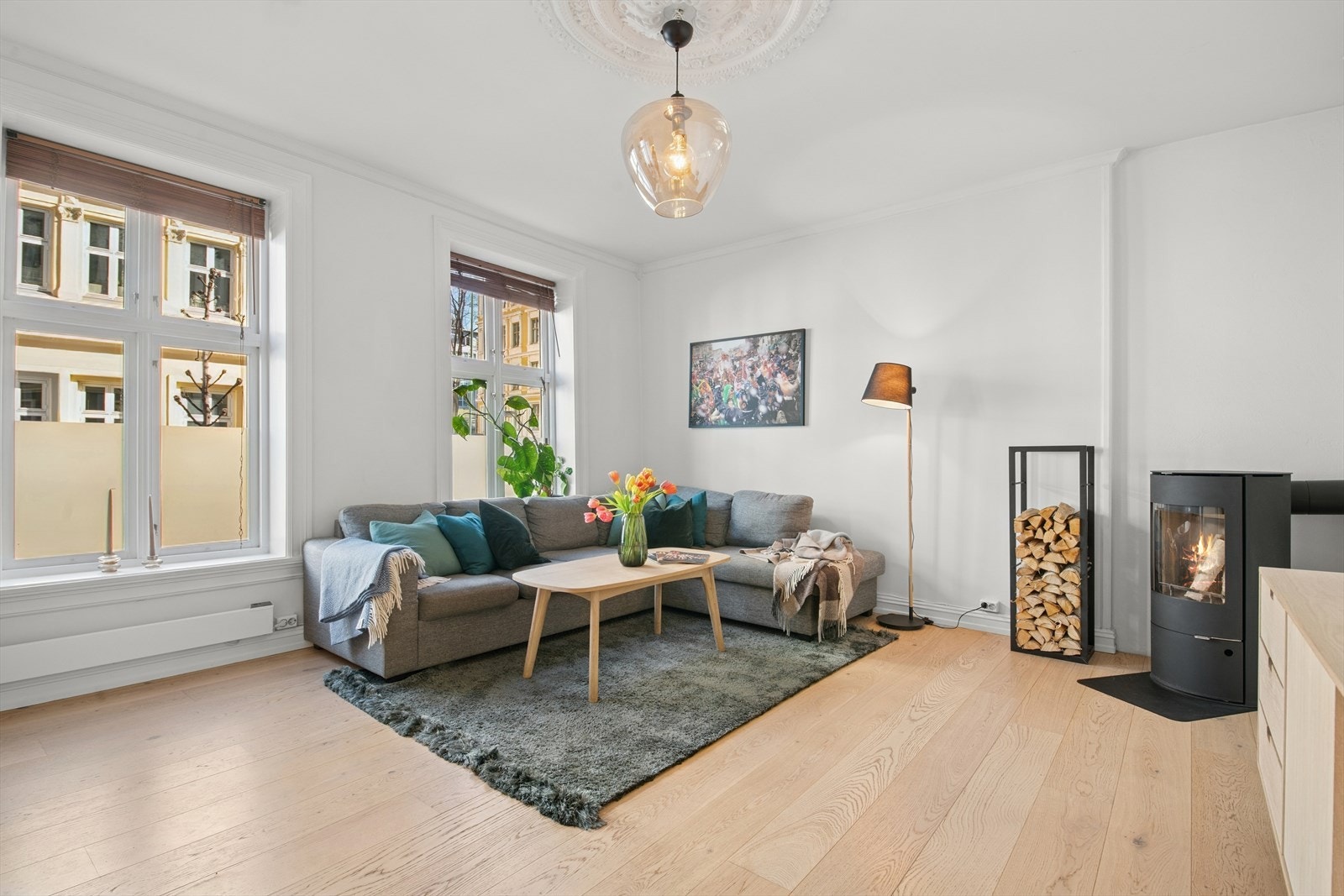 Lys og romslig stue med store, klassiske vinduer som gir rikelig med naturlig lys. Galleribilde