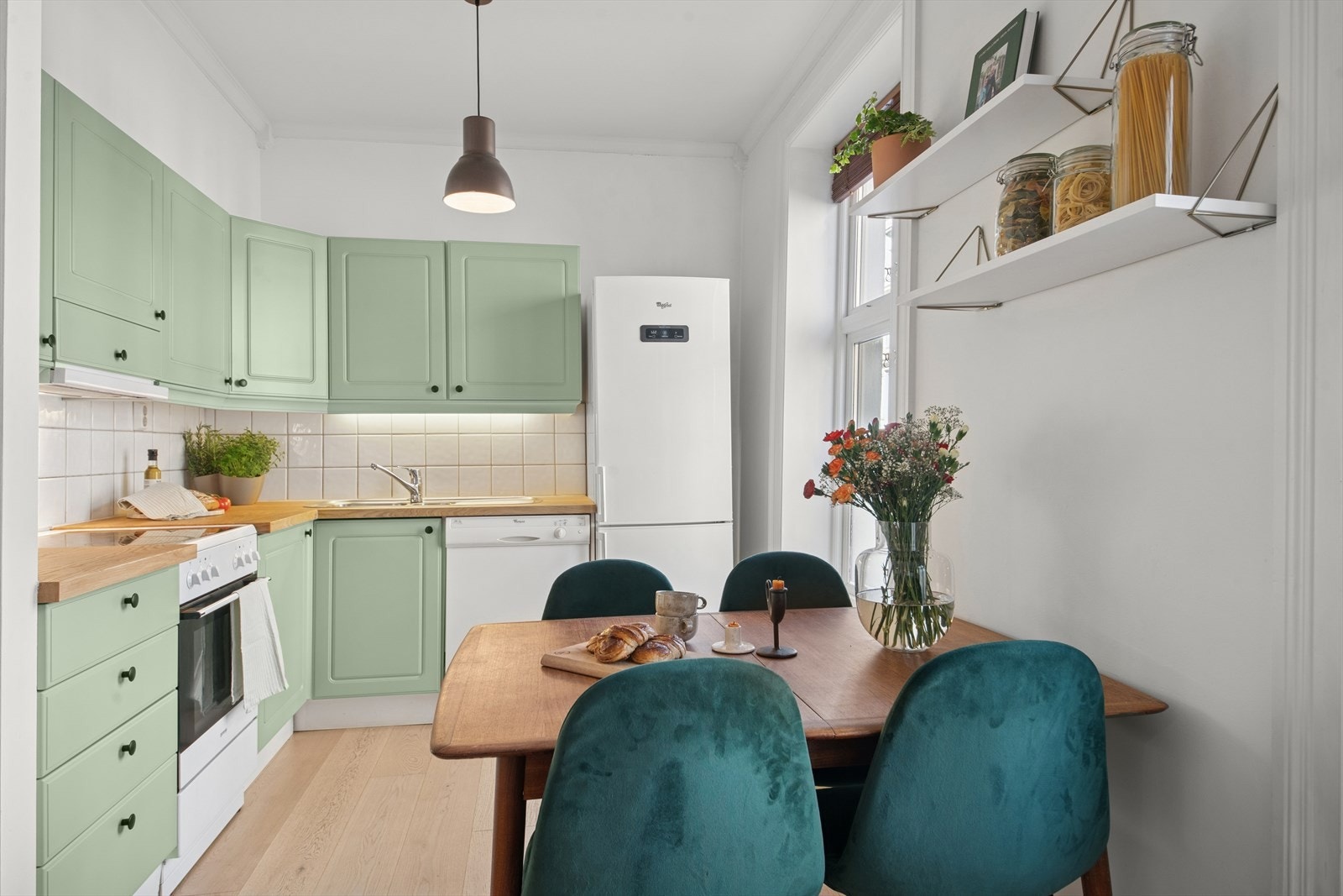 Kjøkkenet er innredet med kjøl-fryseskap, komfyr med platetopp, benkeplater med et topplag av eik/finer fra 2025, oppvaskkum med avrenningsfelt og ettgreps blandebatteri. Benkebelysning under overskap. Opplegg for oppvaskmaskin. Galleribilde