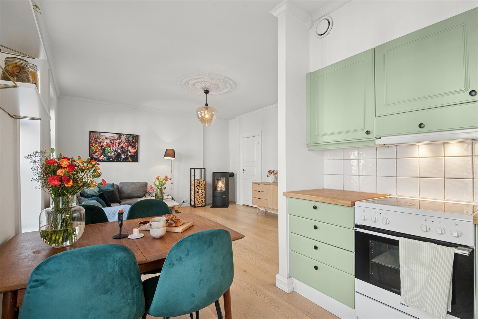 Fra stuen ligger kjøkkenet i en delvis åpen løsning. Galleribilde