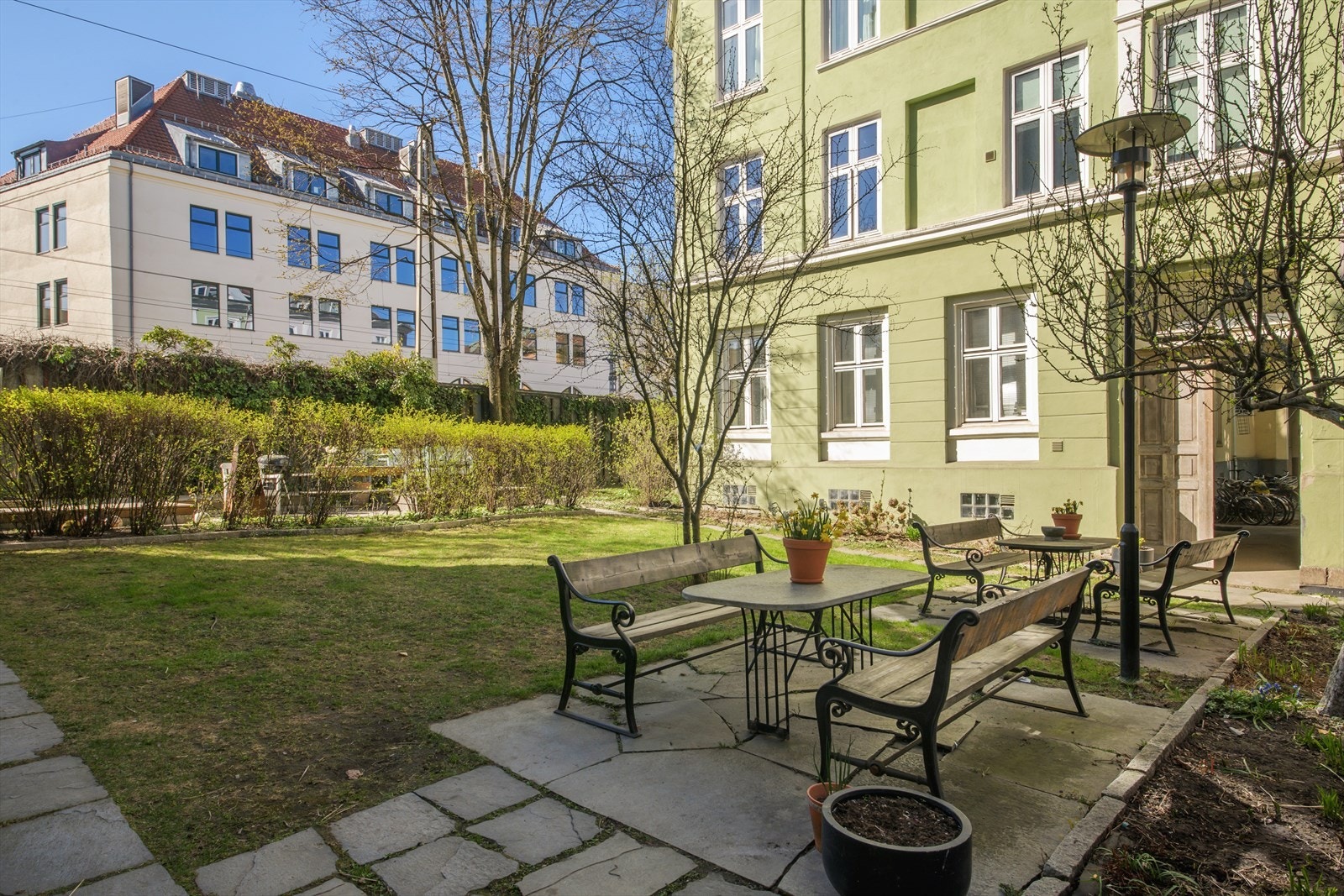 Borettslaget har en koselig felles hage med sittegrupper og diverse beplantning. Galleribilde