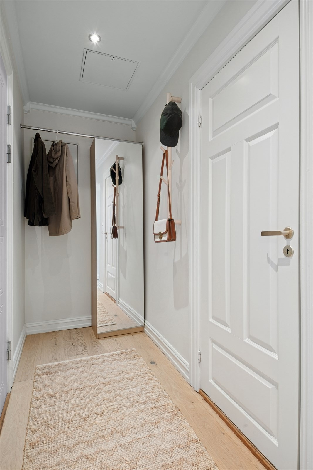 Her ønskes du velkommen inn i leiligheten via en innbydende entré. Galleribilde