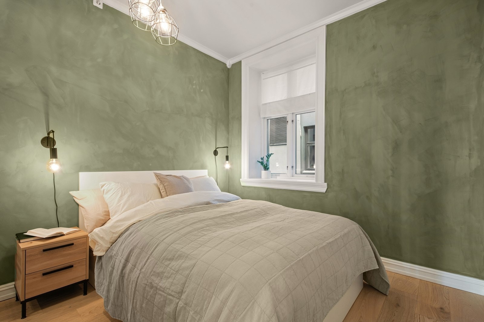 Hovedsoverommet har god plass til dobbeltseng, garderobeskap og øvrig møblement. Galleribilde