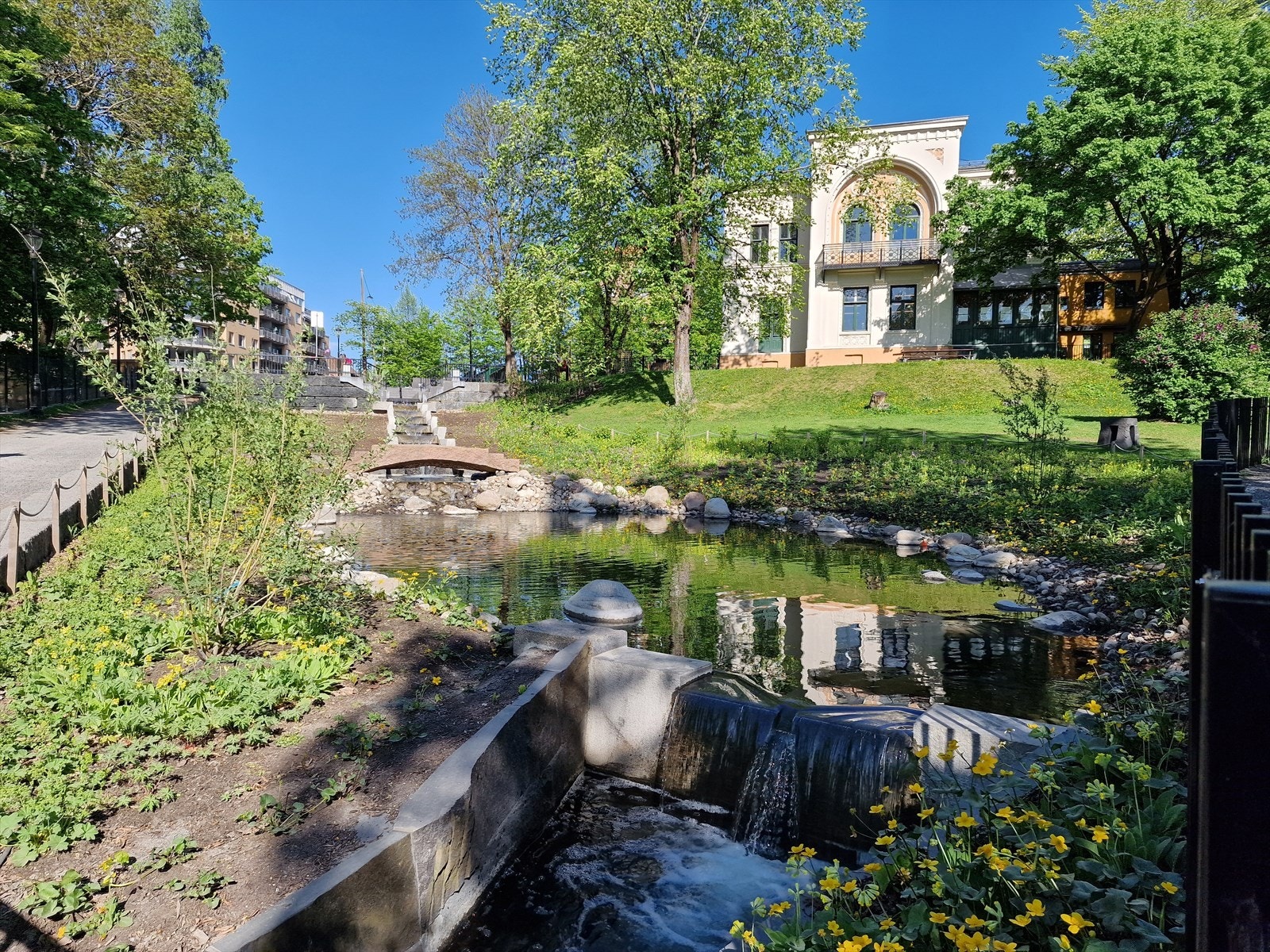 I umiddelbar nærhet finner du vakre grøntområder og parker som Klosterenga skulpturpark med vanninstallasjoner, fotballbane og lekeplass Galleribilde