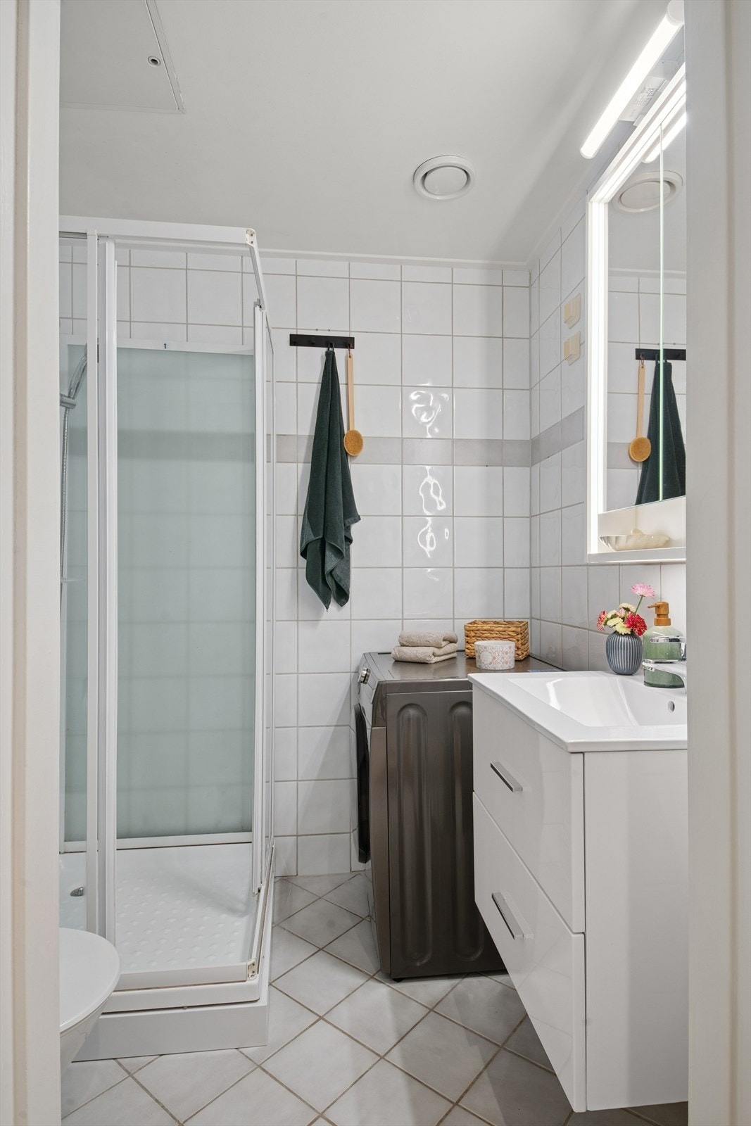 Flislagt bad fra 2000. Badet er utstyrt med varmekabler. Galleribilde