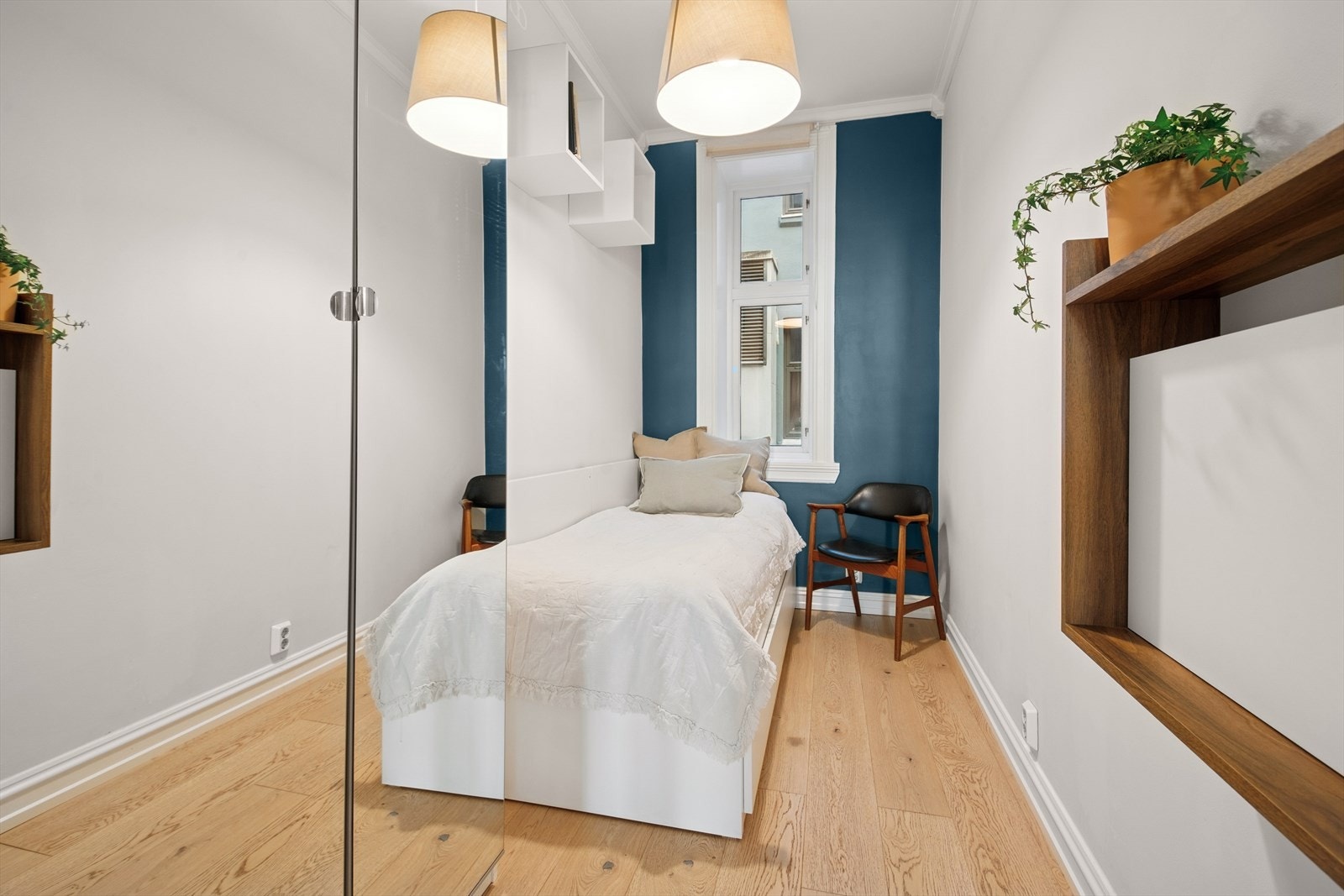 Det andre soverommet fungerer fint som kontor eller et ekstra soverom. Galleribilde