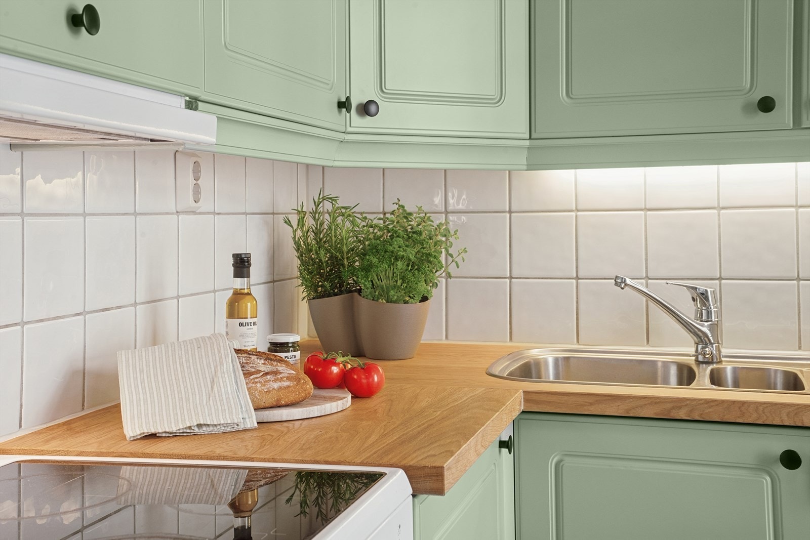 Mellom over - og underskapene er det flislagt. Galleribilde