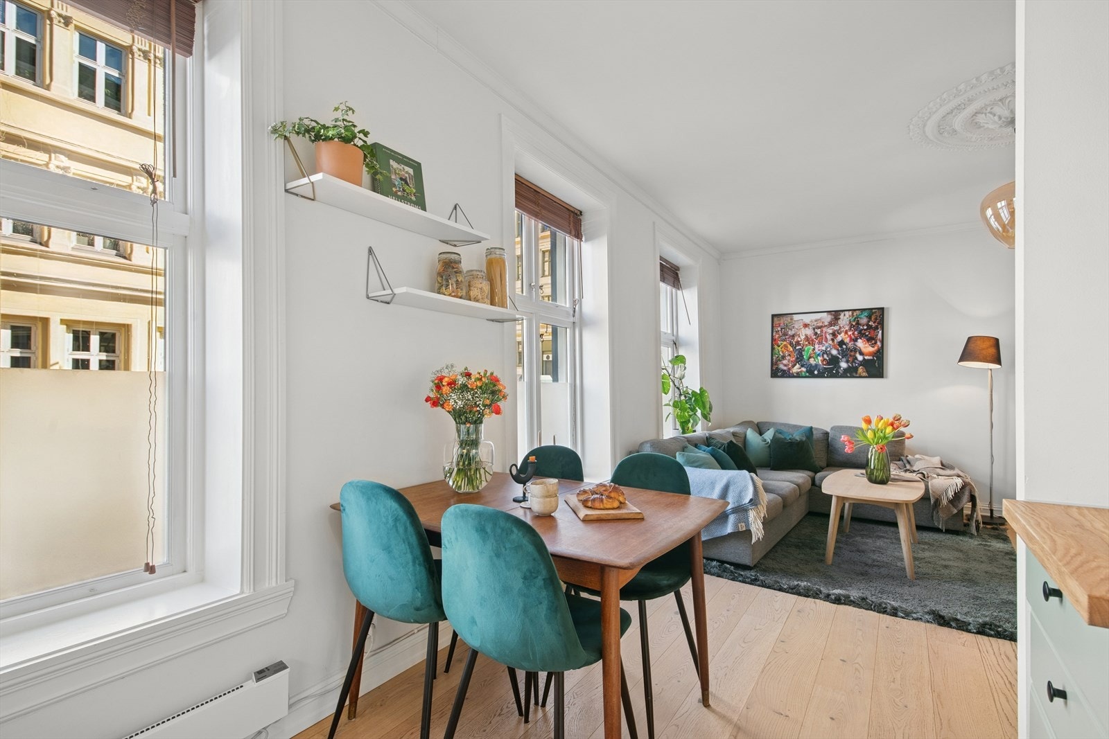 Koselig spiseplass ved kjøkkenet. Galleribilde