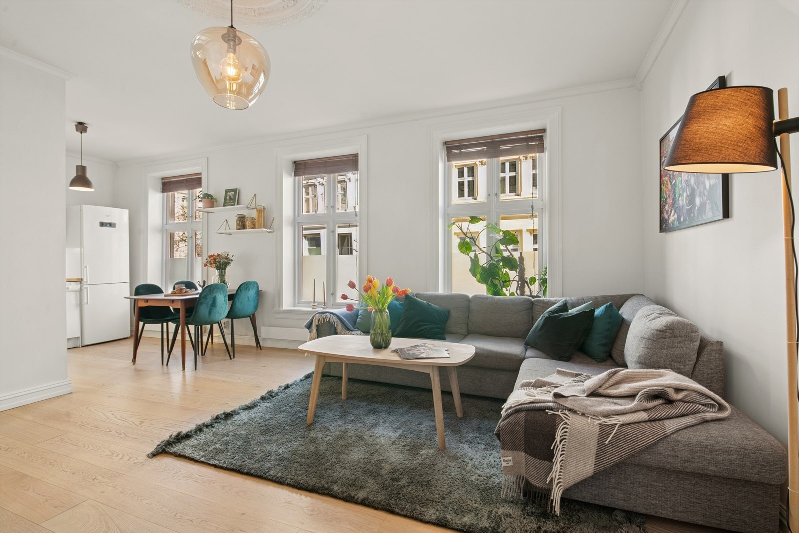 Gulvet er belagt med enstavs eikeparkett, lagt i 2021/2022, som gir rommet et tidløst og eksklusivt preg. Galleribilde