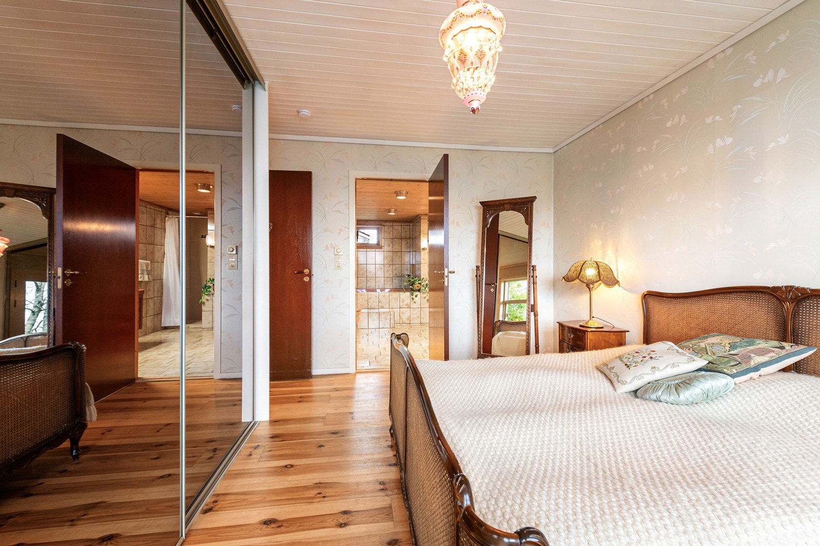Hovedsoverom med speilgarderobe og en-suite bad Galleribilde