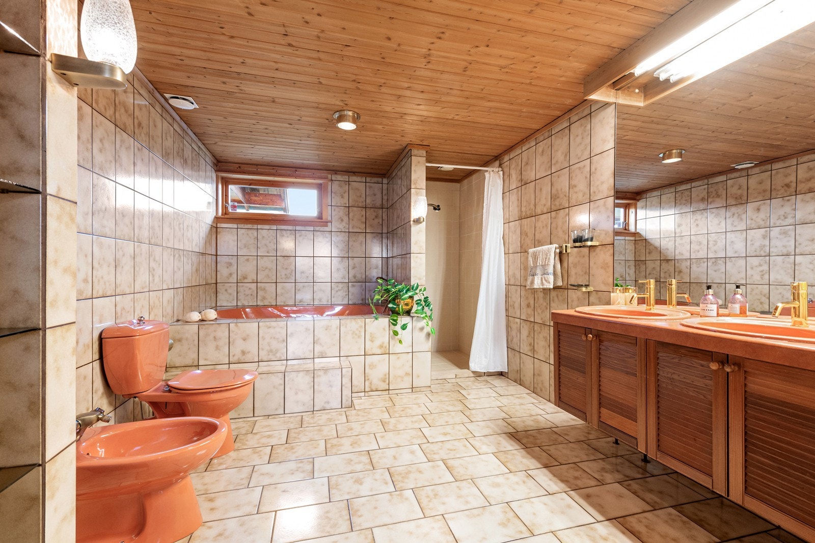 Stort en-suite bad med dobbel servant, wc, bideé, badekar og dusj Galleribilde