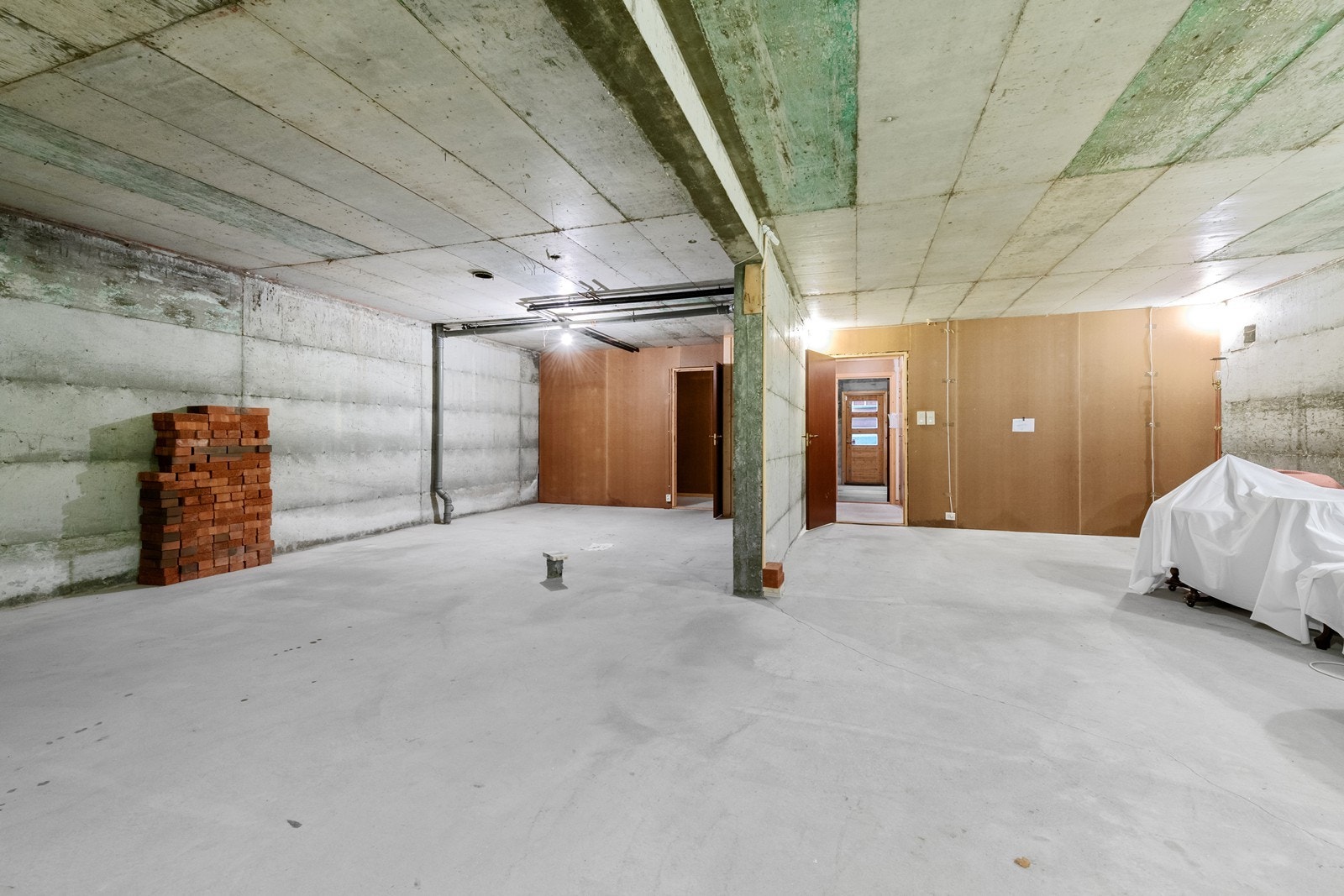 Uinnredet kjeller med potensiale Galleribilde