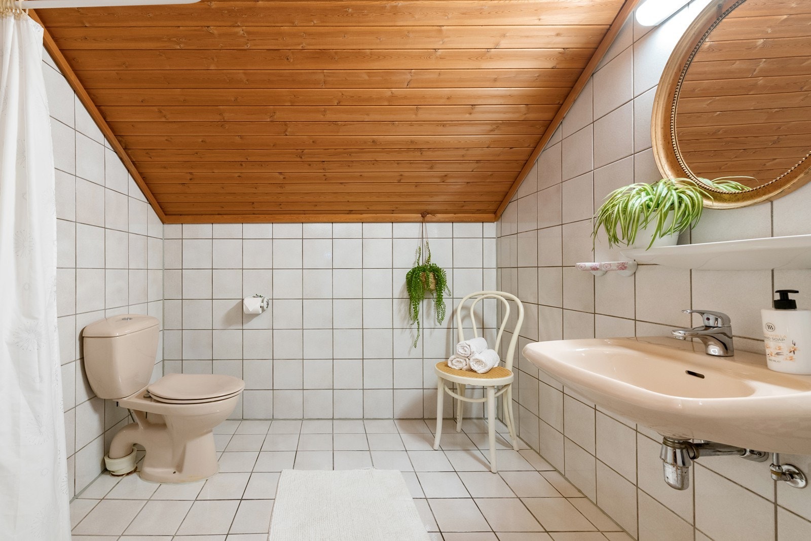 Bad på loft med WC, servant og dusj (Står forran oppgradering) Galleribilde