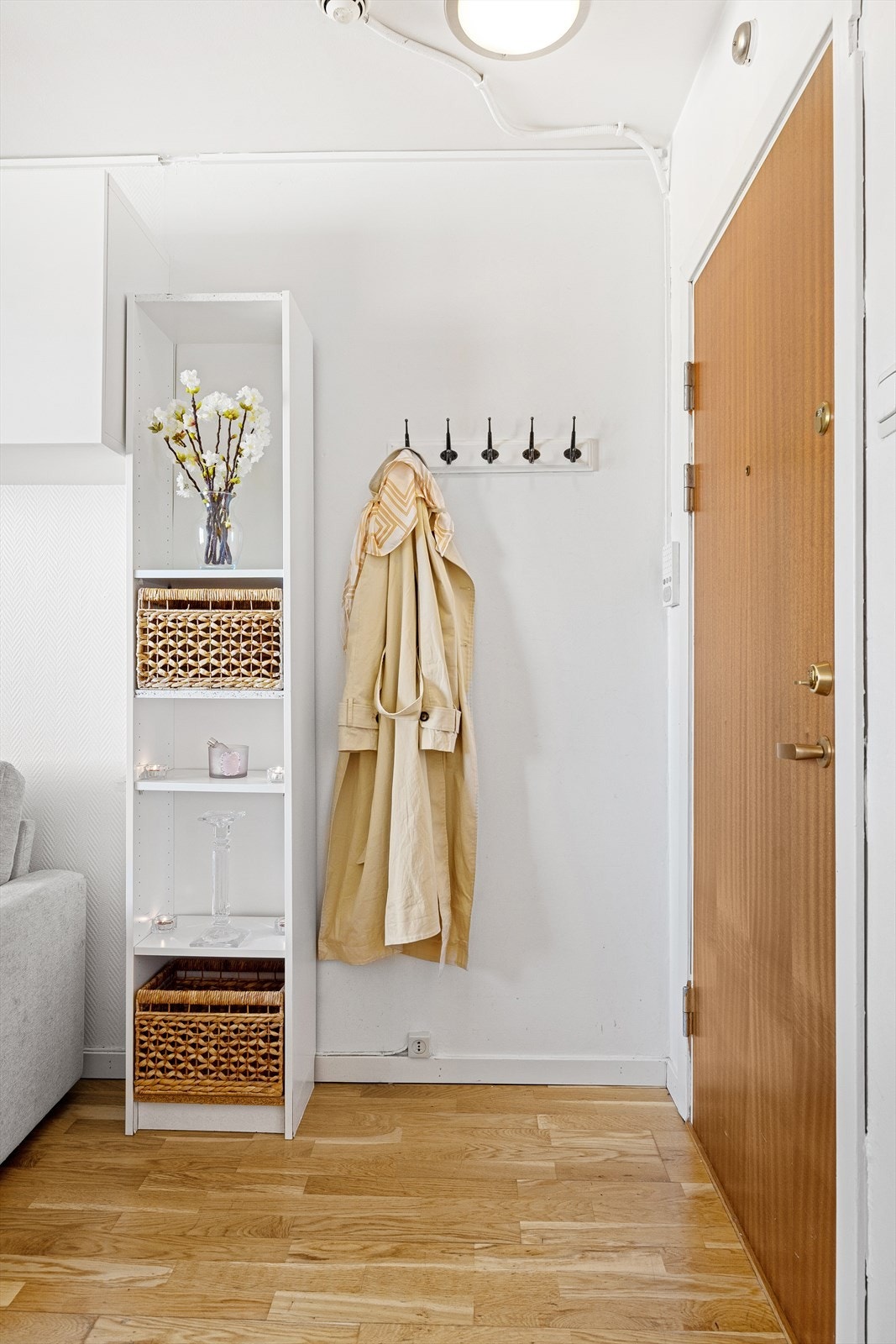 Åpen entré med plass til ytterklær og sko. Galleribilde