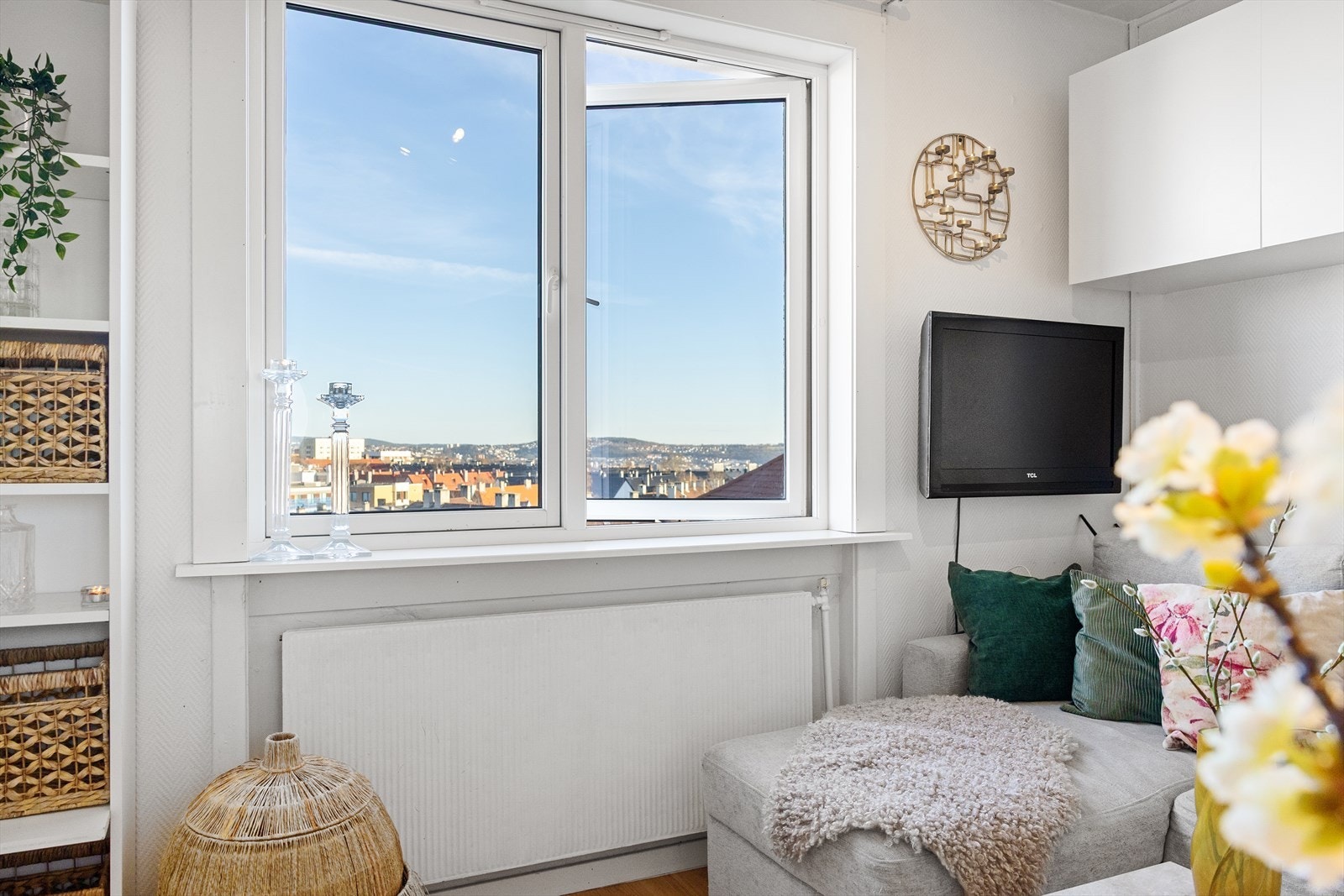 Vinduene er fra 2016 og gir rikelig med naturlig lys. Galleribilde