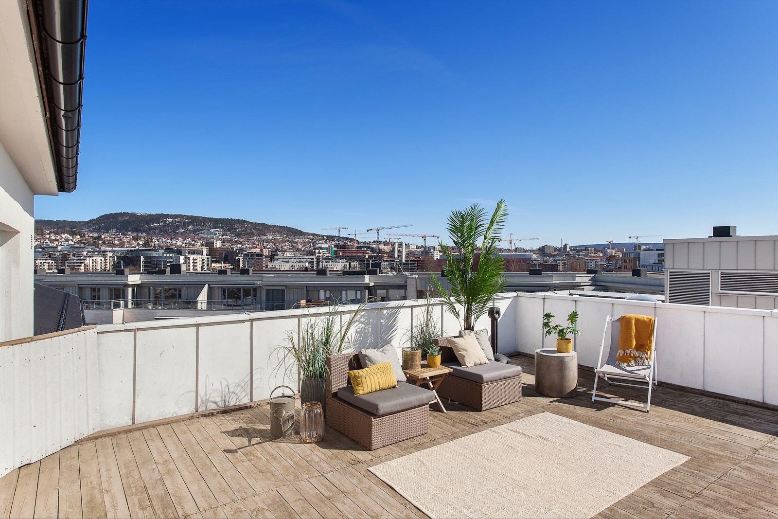 Rett ved leiligheten finner du den fantastiske felles takterrassen med fin utsikt over hele Oslo, grøntarealer og Oslofjorden. Galleribilde
