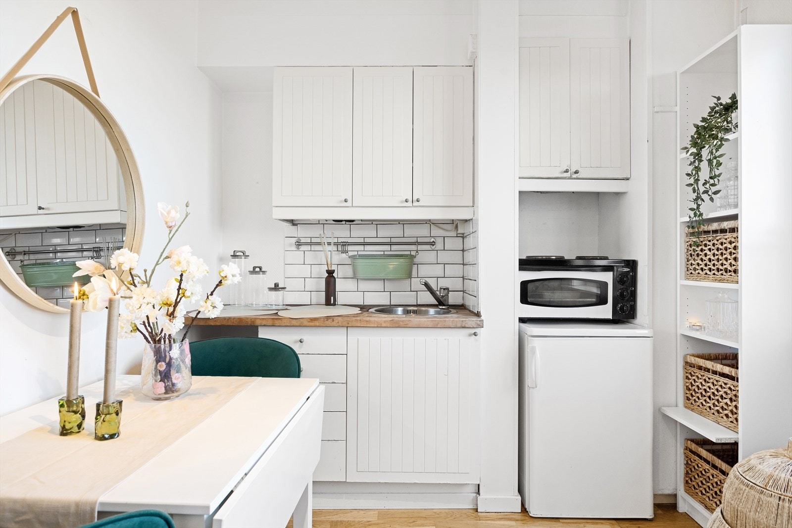 Kjøkkenet er fra IKEA og har en praktisk utforming med godt med både skap- og benkeplass. Galleribilde