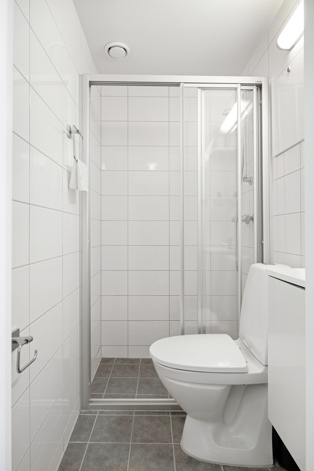 Delikat, flislagt baderom fra 2014 med behagelig gulvvarme. Galleribilde