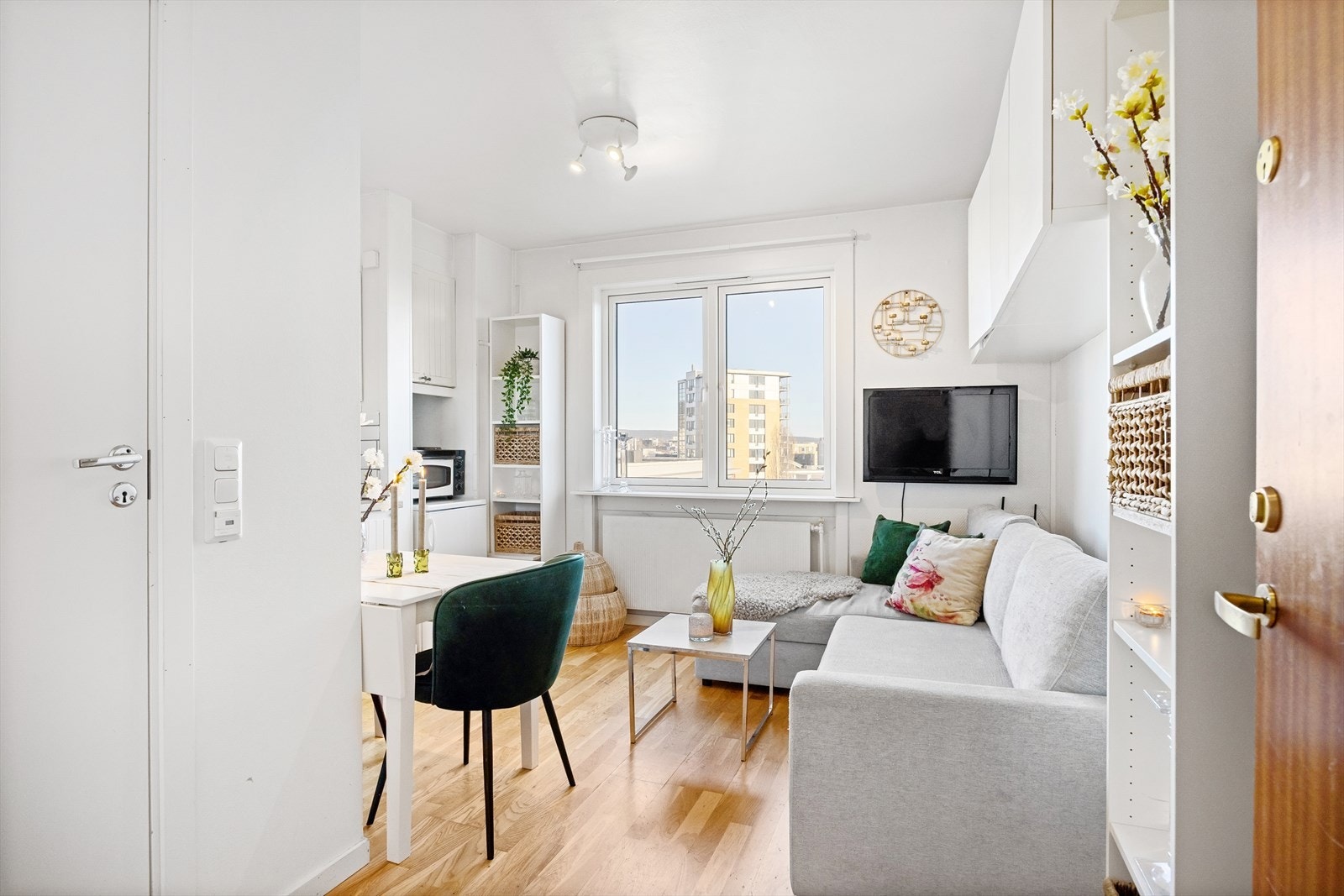 Leiligheten oppleves som lys og trivelig, med en god planløsning og gjennomgående lyse farger som skaper en behagelig atmosfære. Galleribilde