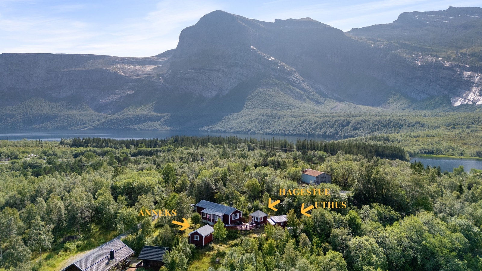 På eiendommen er det et praktisk anneks, stort uthus og en hagestue. Galleribilde