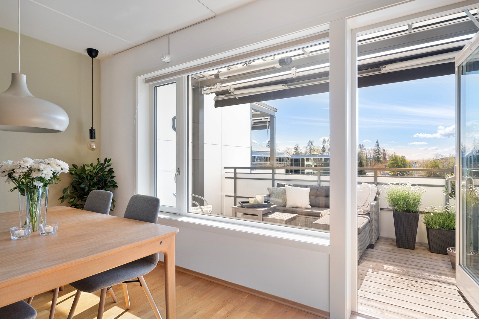 Det er utgang fra stuen til balkongen som er på 11 kvm Galleribilde