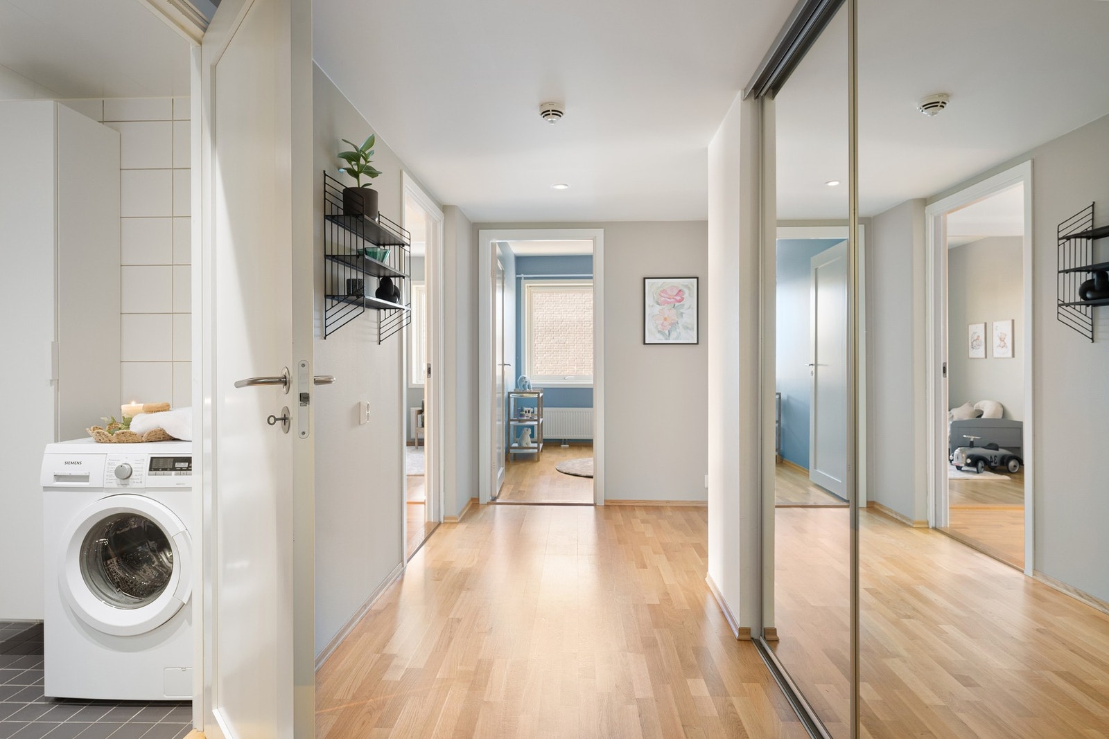 I entreen er det en stor skyvedørsgarderobe med speilfronter Galleribilde