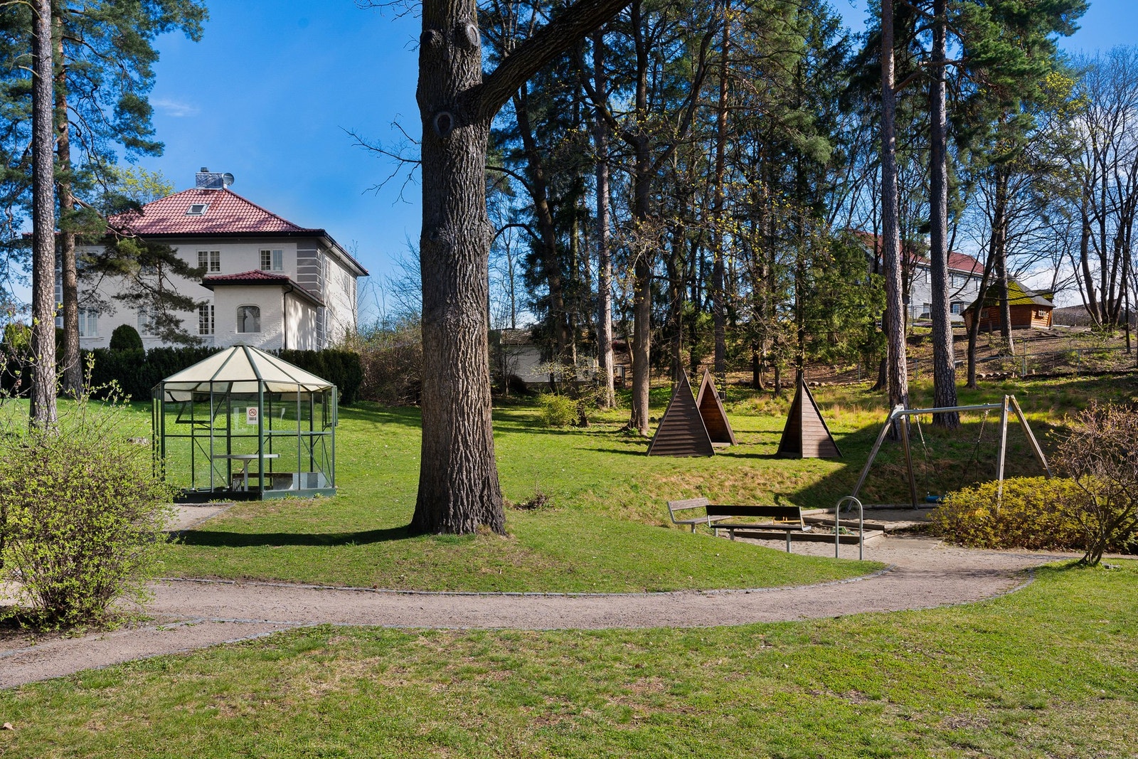 Sameiet har fine fellesarealer, med frodig beplantning Galleribilde