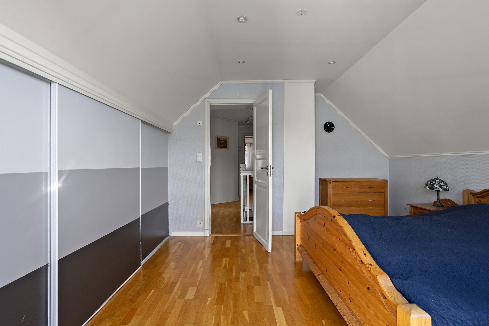 Rommet har en romslig størrelse som gir god plass til ulike garderobeløsninger, samt store vinduer som slipper inn naturlig lys. Galleribilde