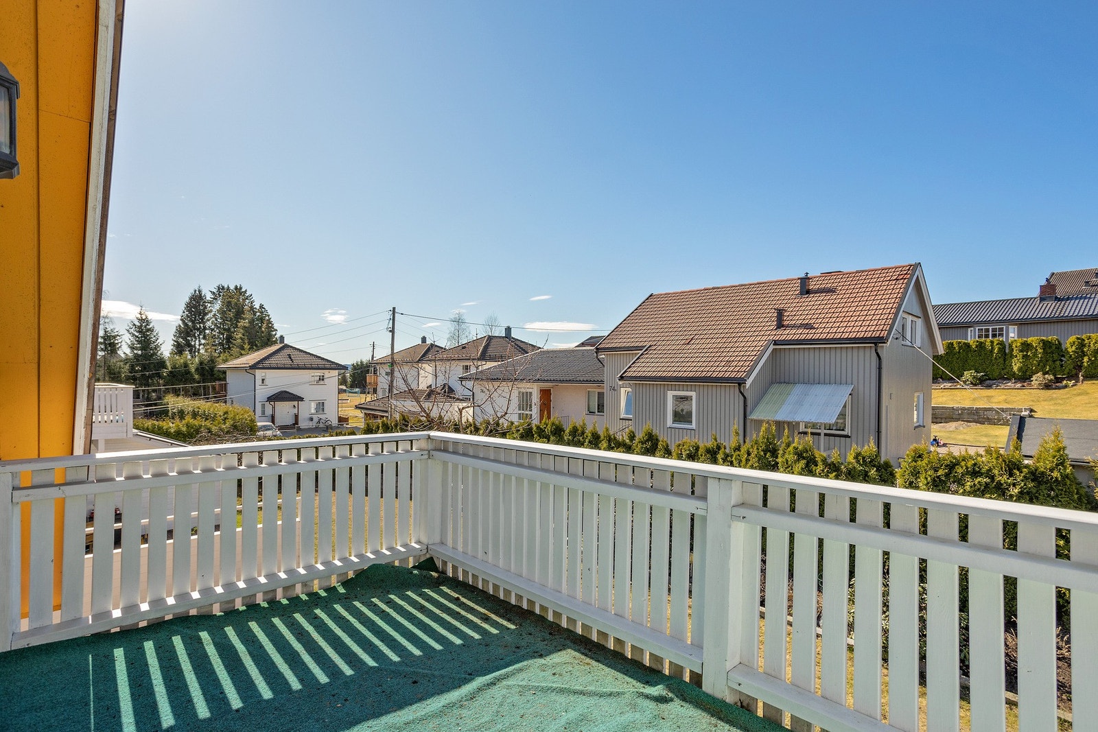 Fra soverommet kommer du ut til en romslig balkong på 7 kvm. Galleribilde