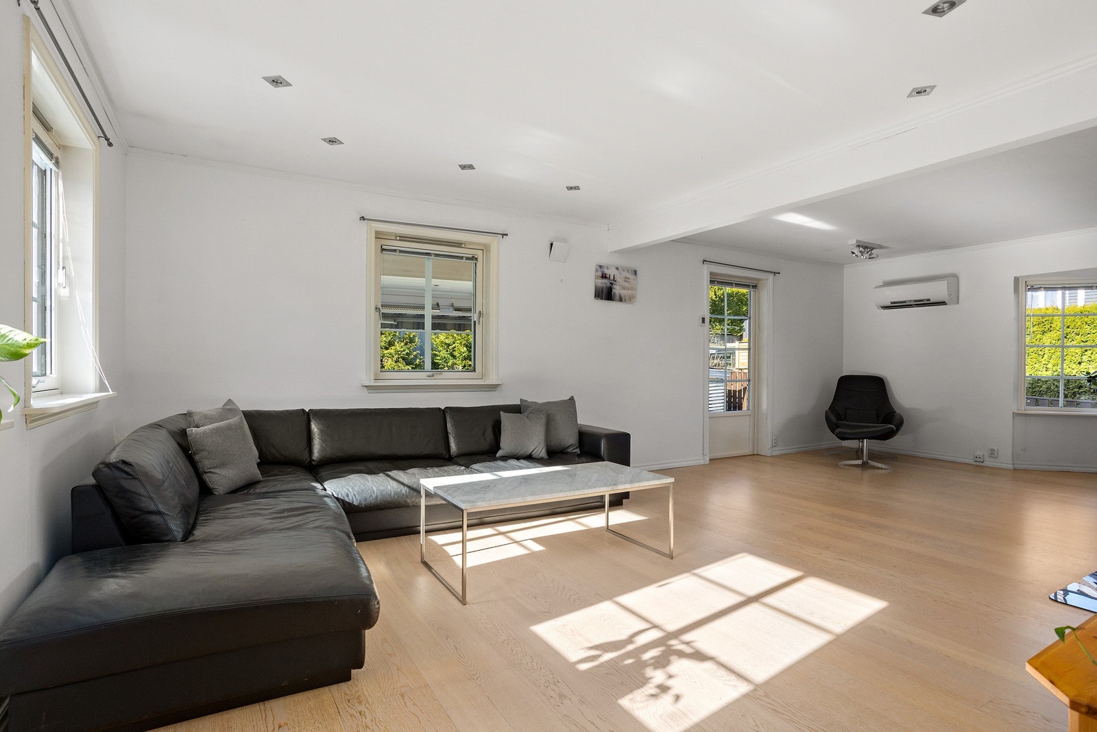 Det er god plass for sofagruppe med tilhørende møblement, medievegg og spisebord. Galleribilde