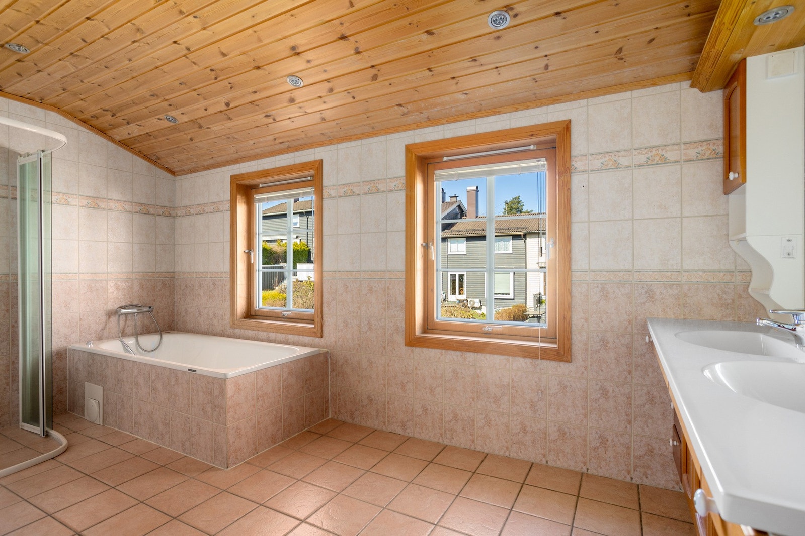 Fliser på gulv og vegger gir et helhetlig uttrykk. Galleribilde