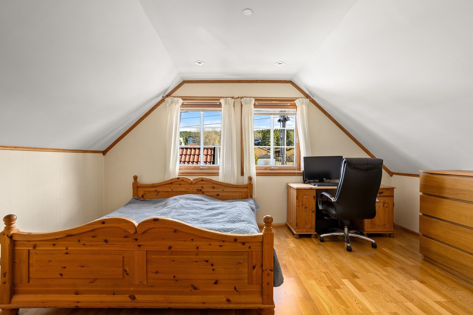 Boligens andre soverom har god plass til seng, garderobeskap, skrivebord med mer.
2 soverom i godkjente byggetegninger. Galleribilde