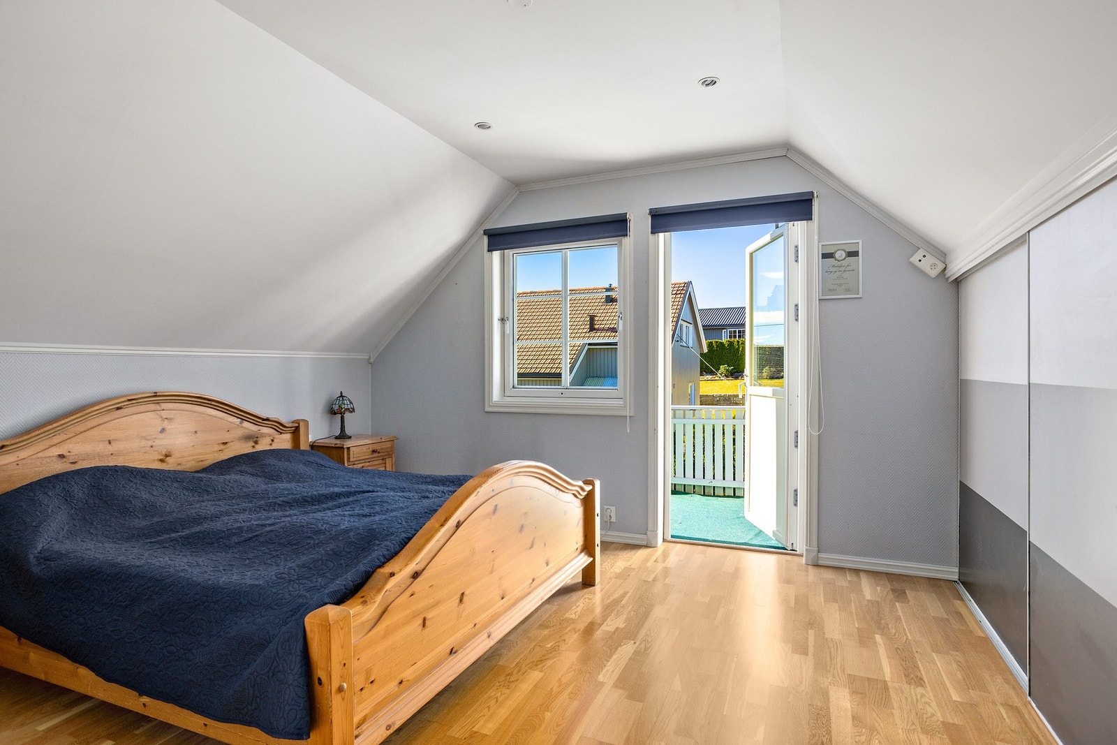 Hovedsoverommet er meget romslig og har god plass til dobbeltseng og tilhørende møblement. Galleribilde