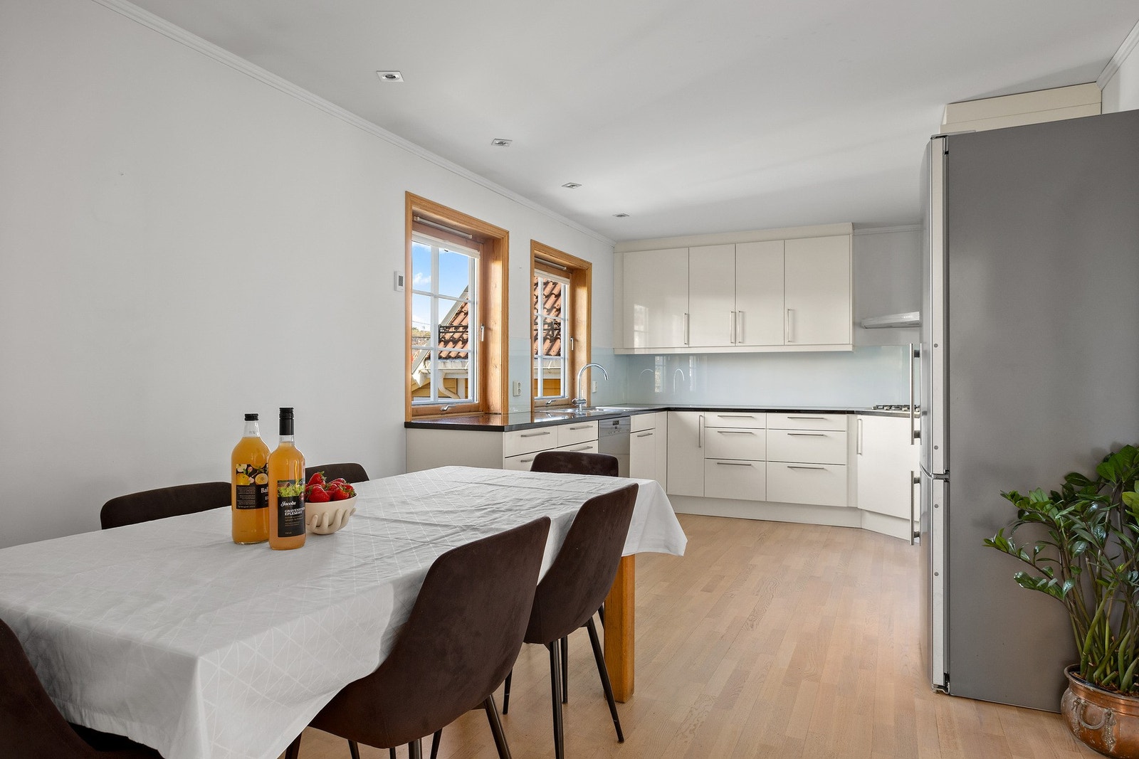 Rommet har en naturlig spiseplass med rom for både matlaging og måltider sammen. Galleribilde