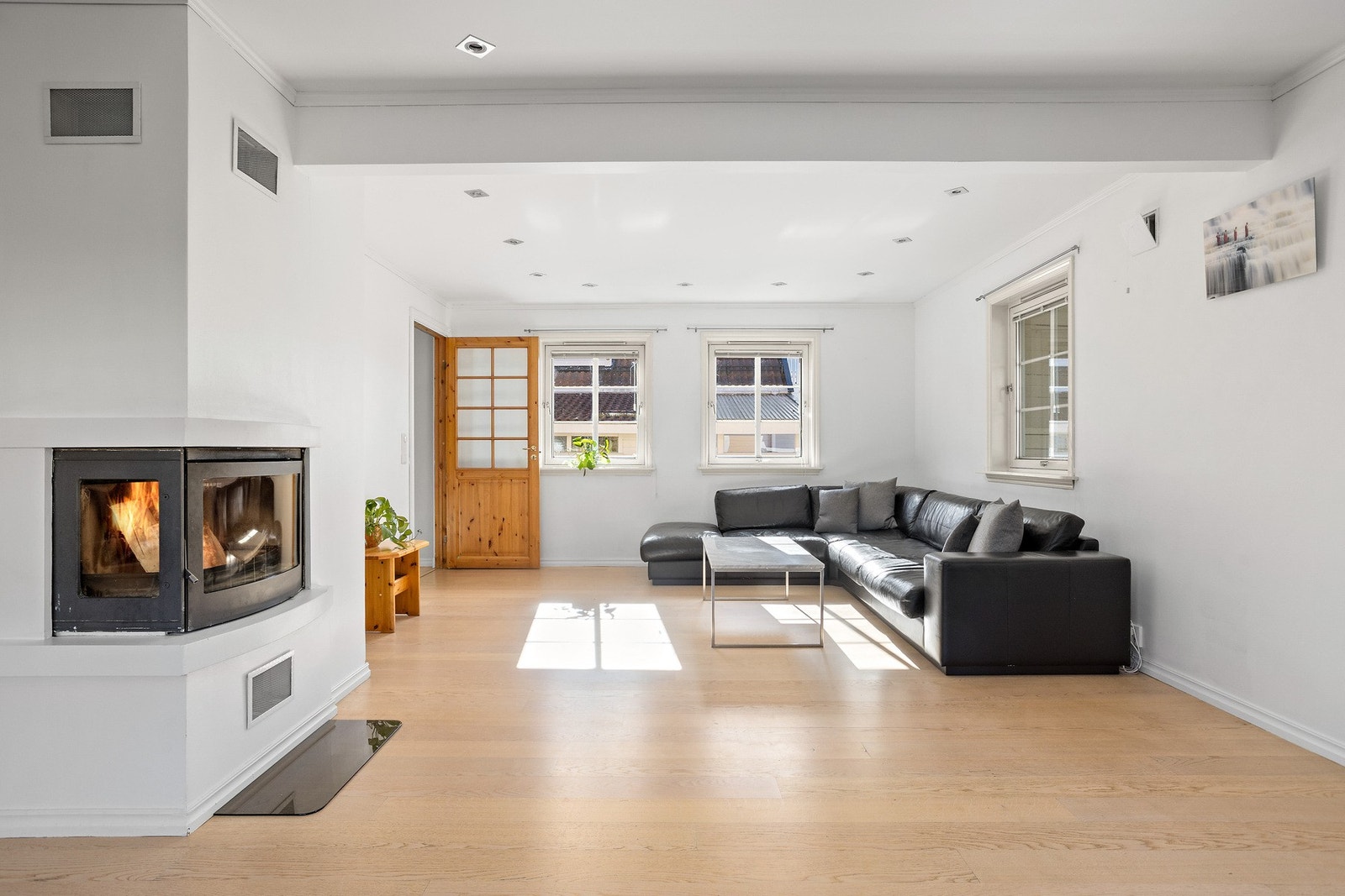 Delikat og romslig stue som kan deles i ulike soner. Galleribilde