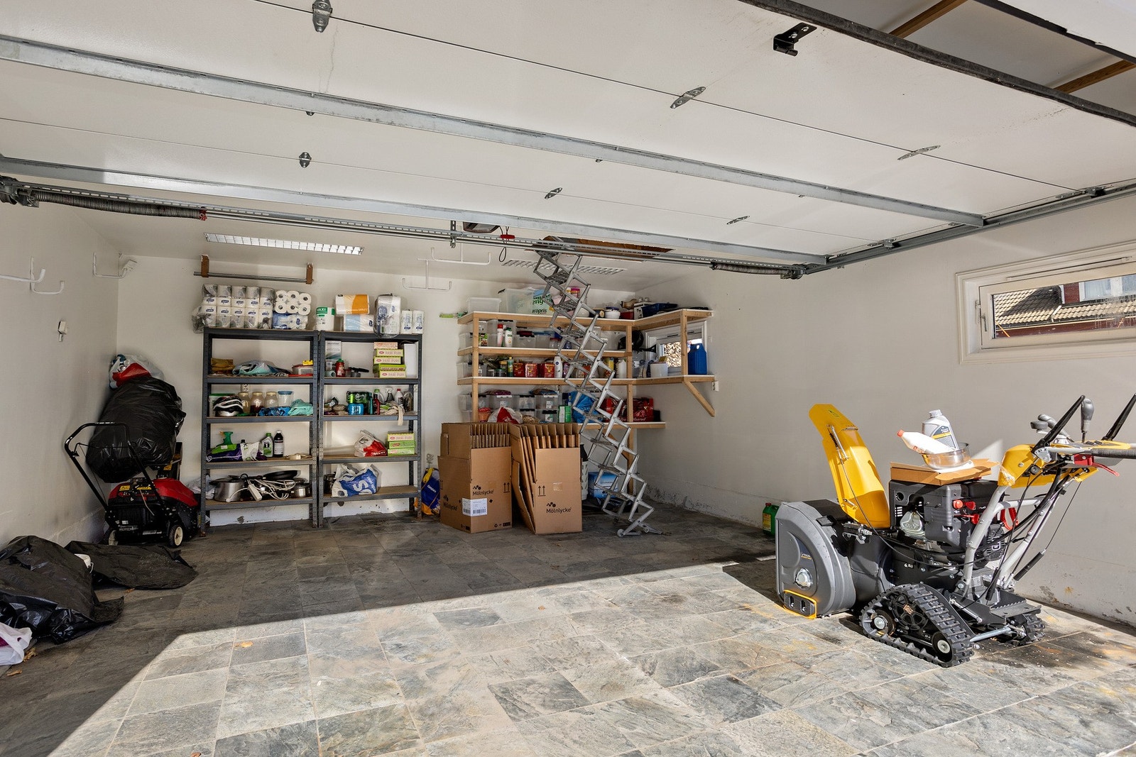 Dobbelgarasje med innredet loft lagringsplass. Galleribilde