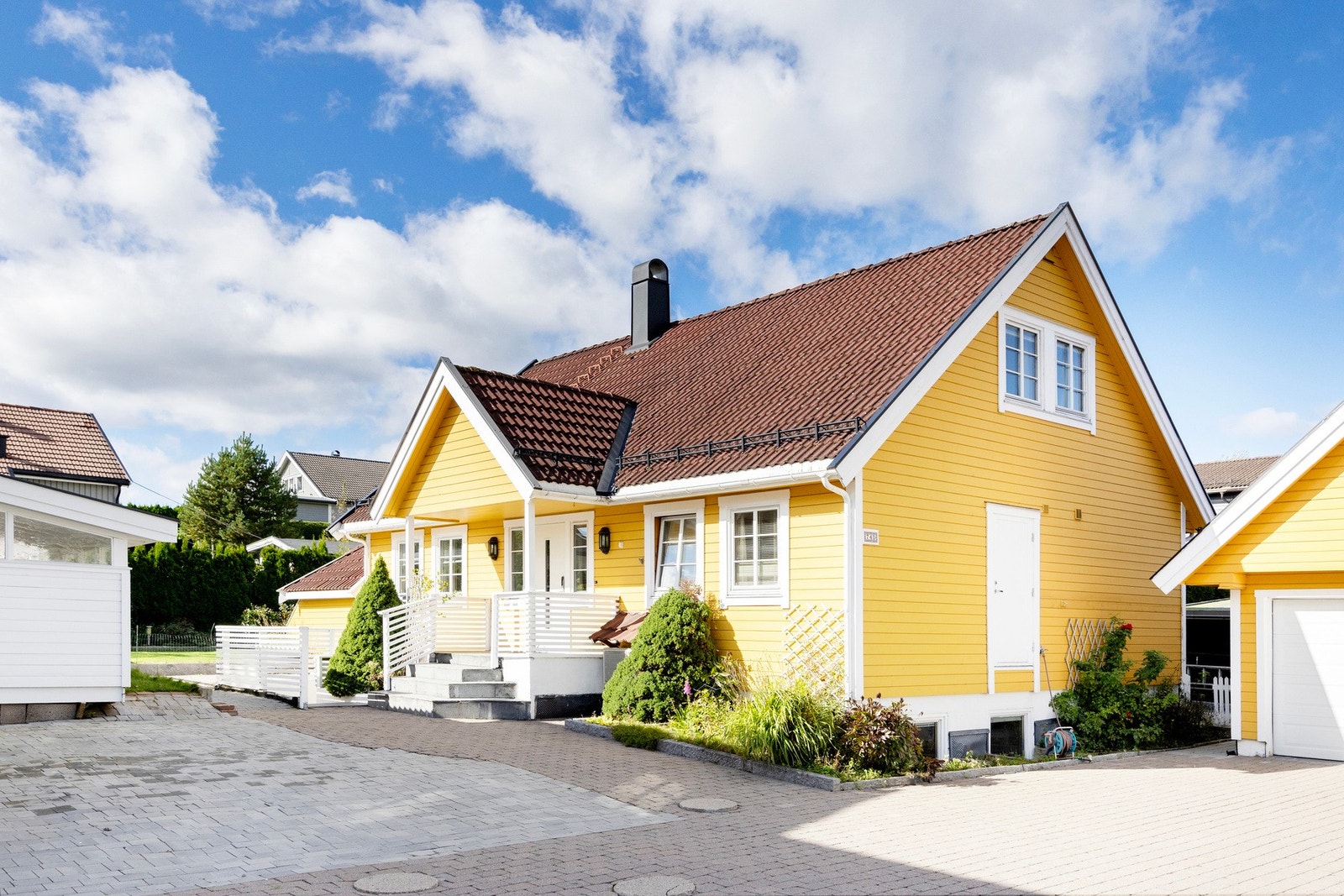 En attraktiv og innholdsrik enebolig over 3 plan med flotte utearealer. Galleribilde