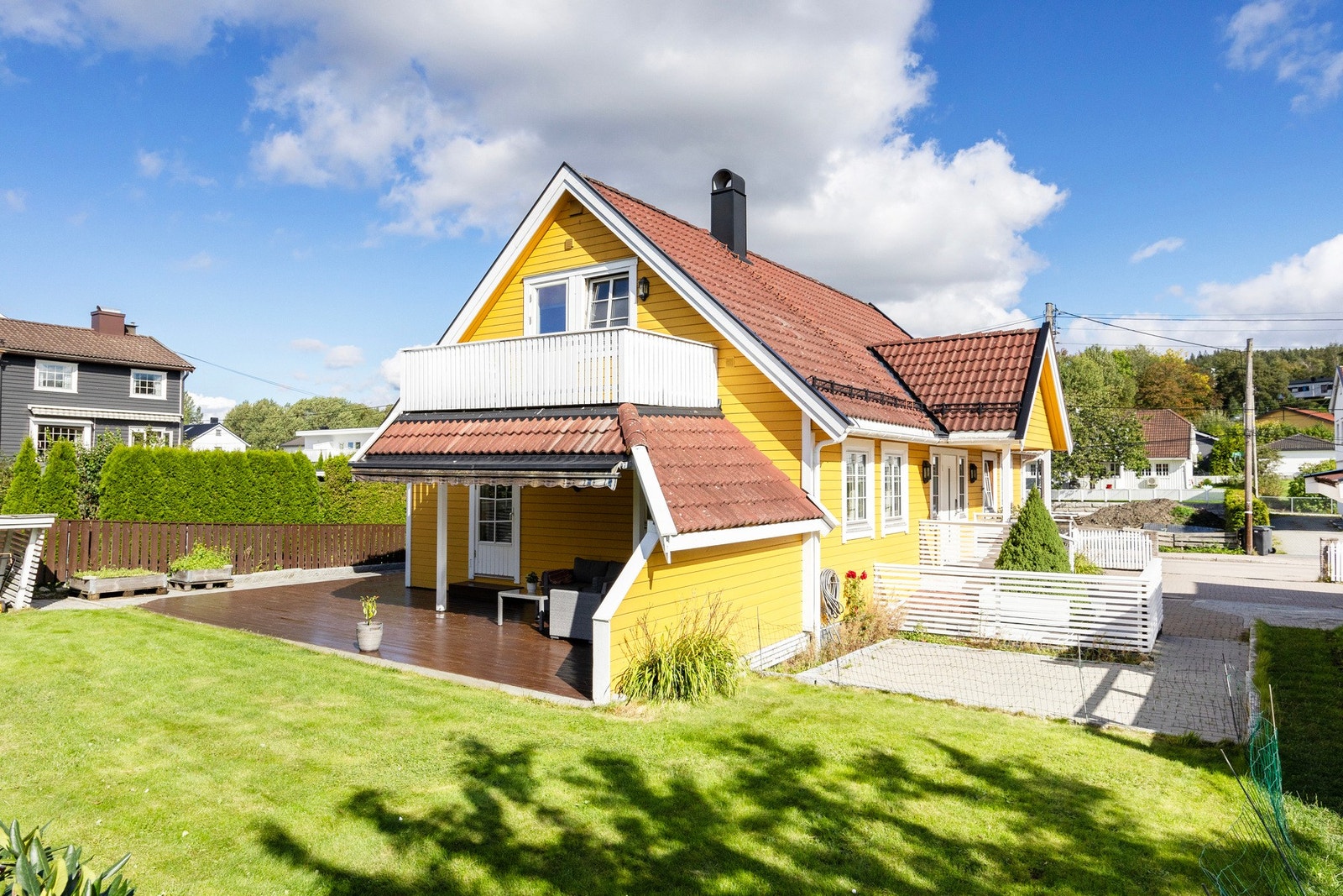 Uteområdet er et levende uterom som byr på en harmonisk og innbydende atmosfære. Galleribilde