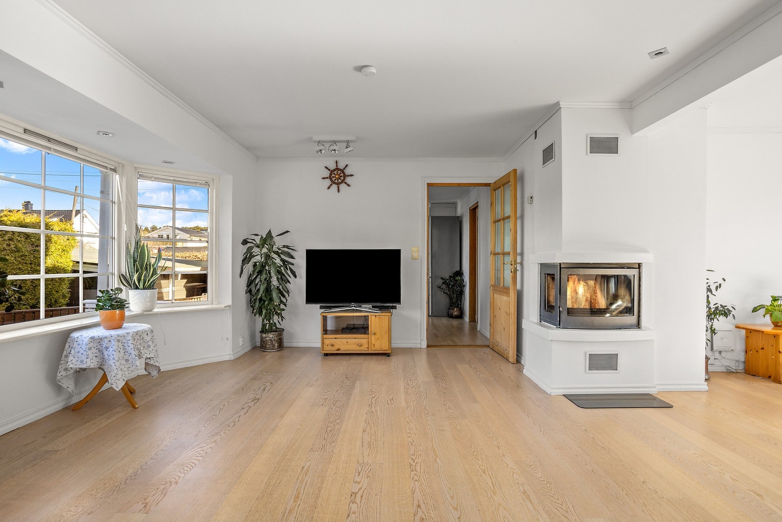 Rommet har store vindusflater som gir rikelig med lys og skaper en trivelig atmosfære. Galleribilde