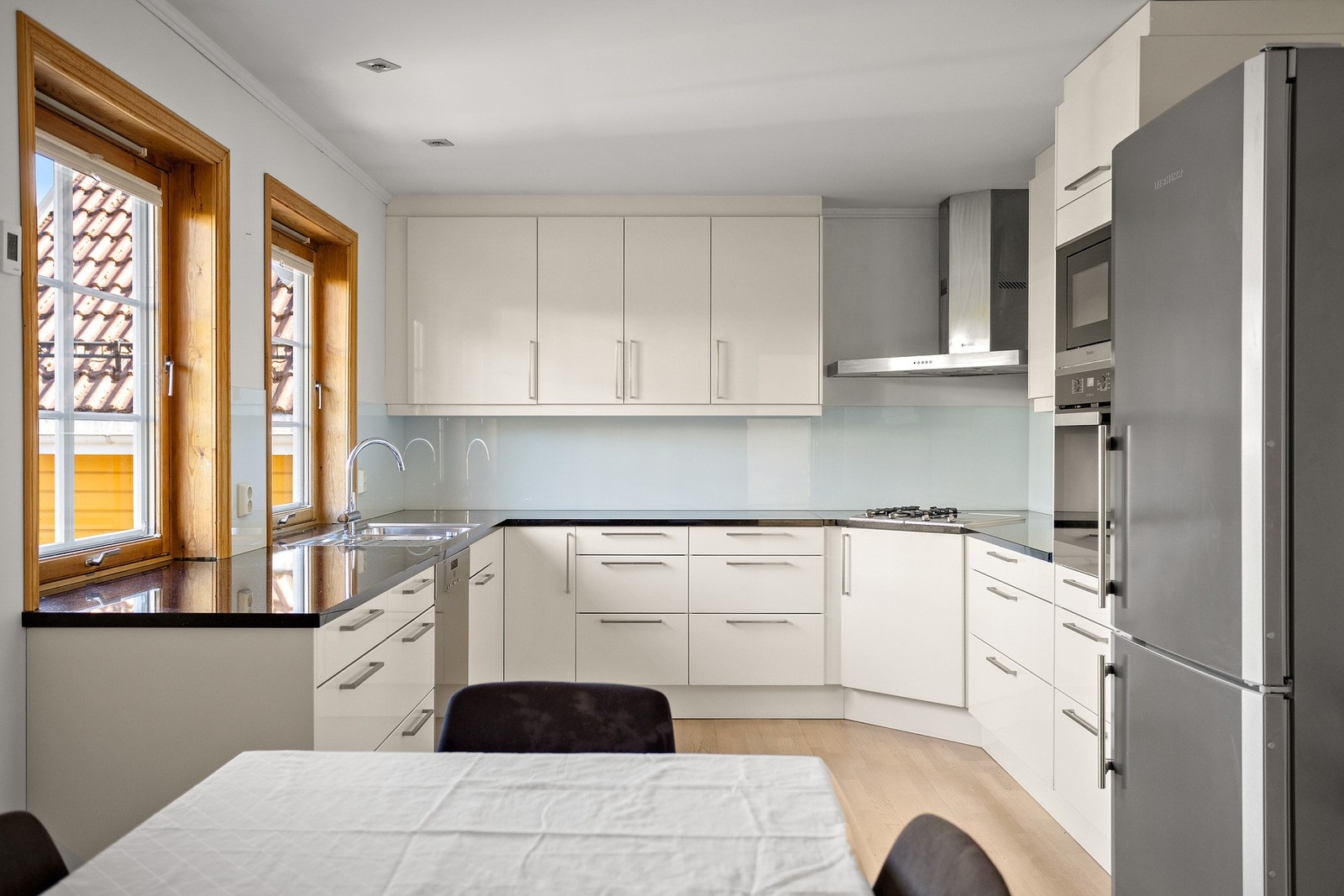 Separat kjøkken med god plass til spisebord. Kjøkkenet har glatte fronter og granitt stein benkeplate. Galleribilde