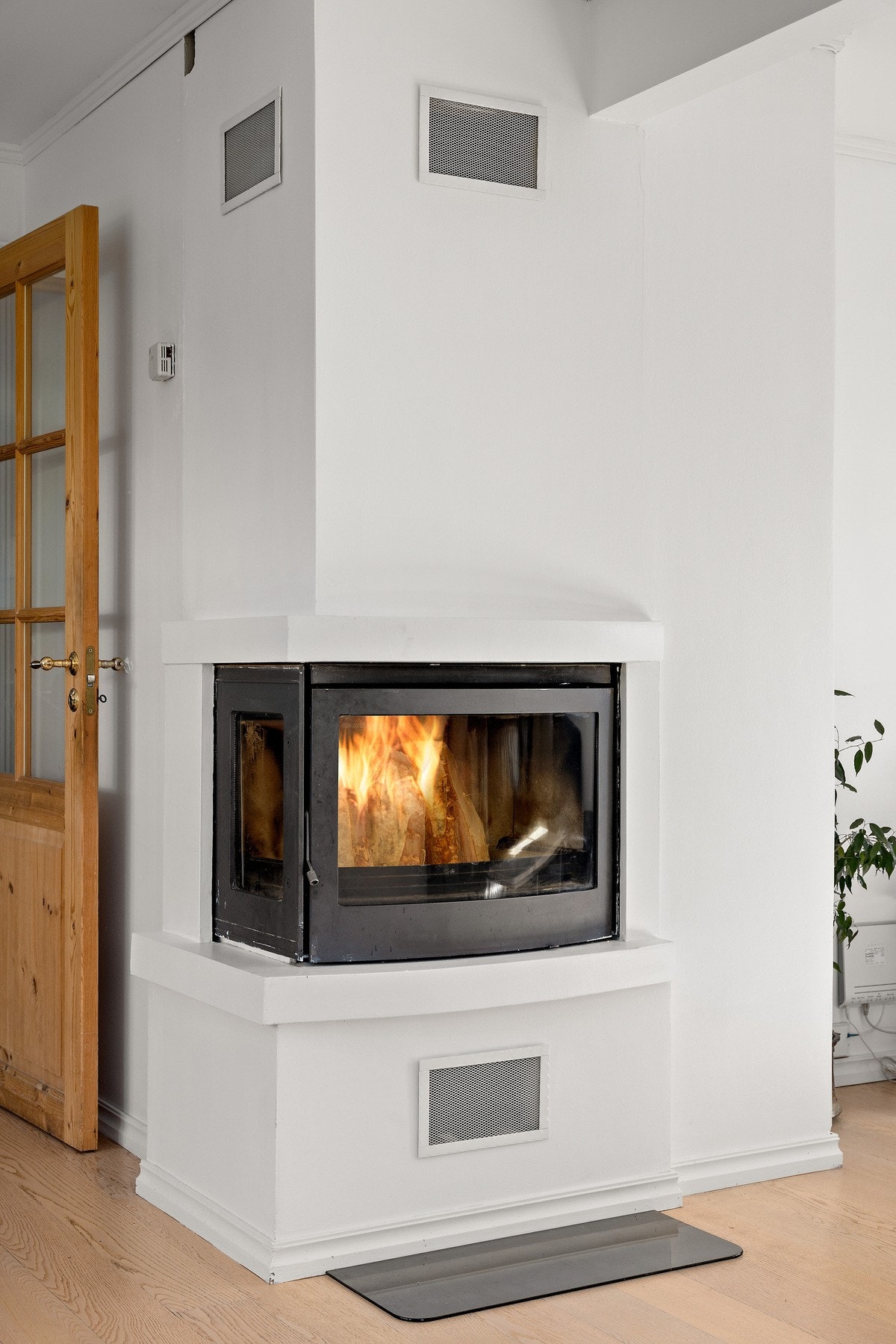 En lun peis som gjør stua ekstra koselig. Galleribilde