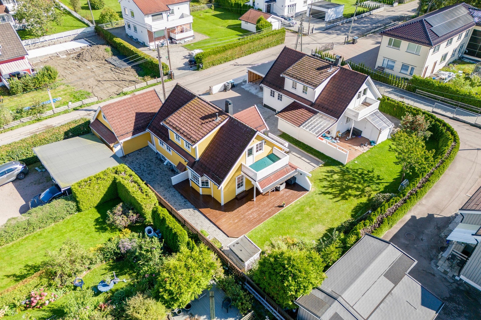 Huset er omkranset av en nydelig og grønn hage. Galleribilde