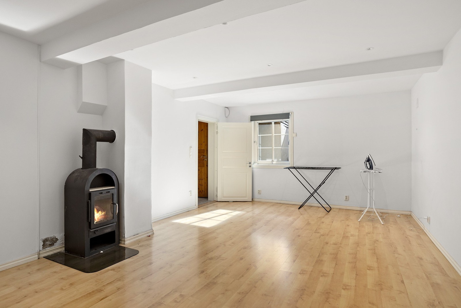 Det andre rommet som blir brukt som kjellerstue har ekstra plass.
Rommet er ikke godkjent for varig opphold. Galleribilde